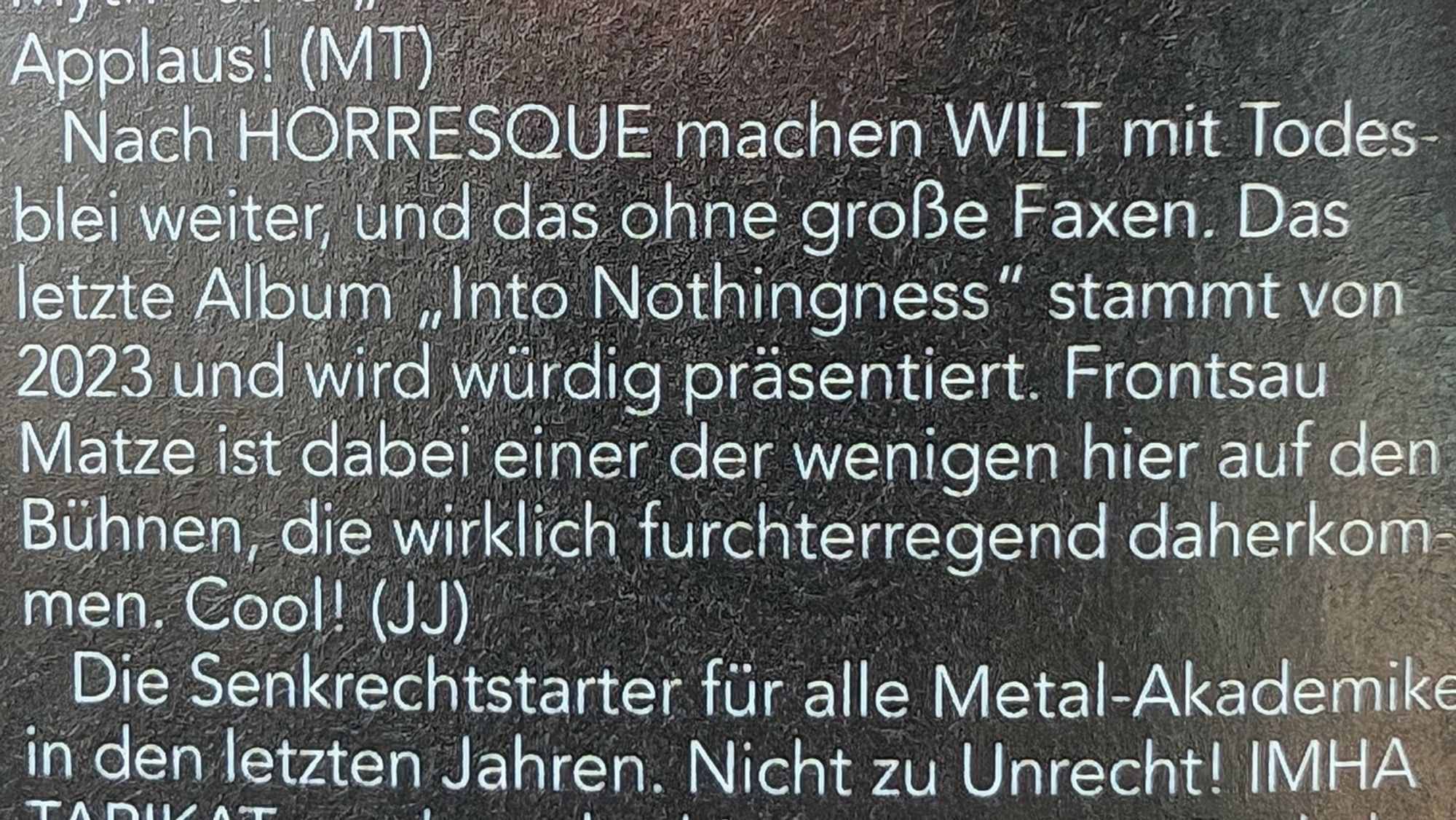 Text: "Nach HORRESQUE machen WILT mit Todesblei weiter, und das ohne große Faxen. Das letzte Album 'Into Nothingness' stammt von 2023 und wird würdig präsentiert. Frontsau Matze ist dabei einer der wenigen hier auf den Bühnen, die wirklich furchterregend daherkommen. Cool! (JJ)"