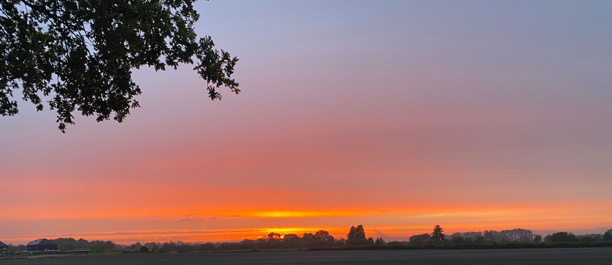 Oranjegele avondlucht