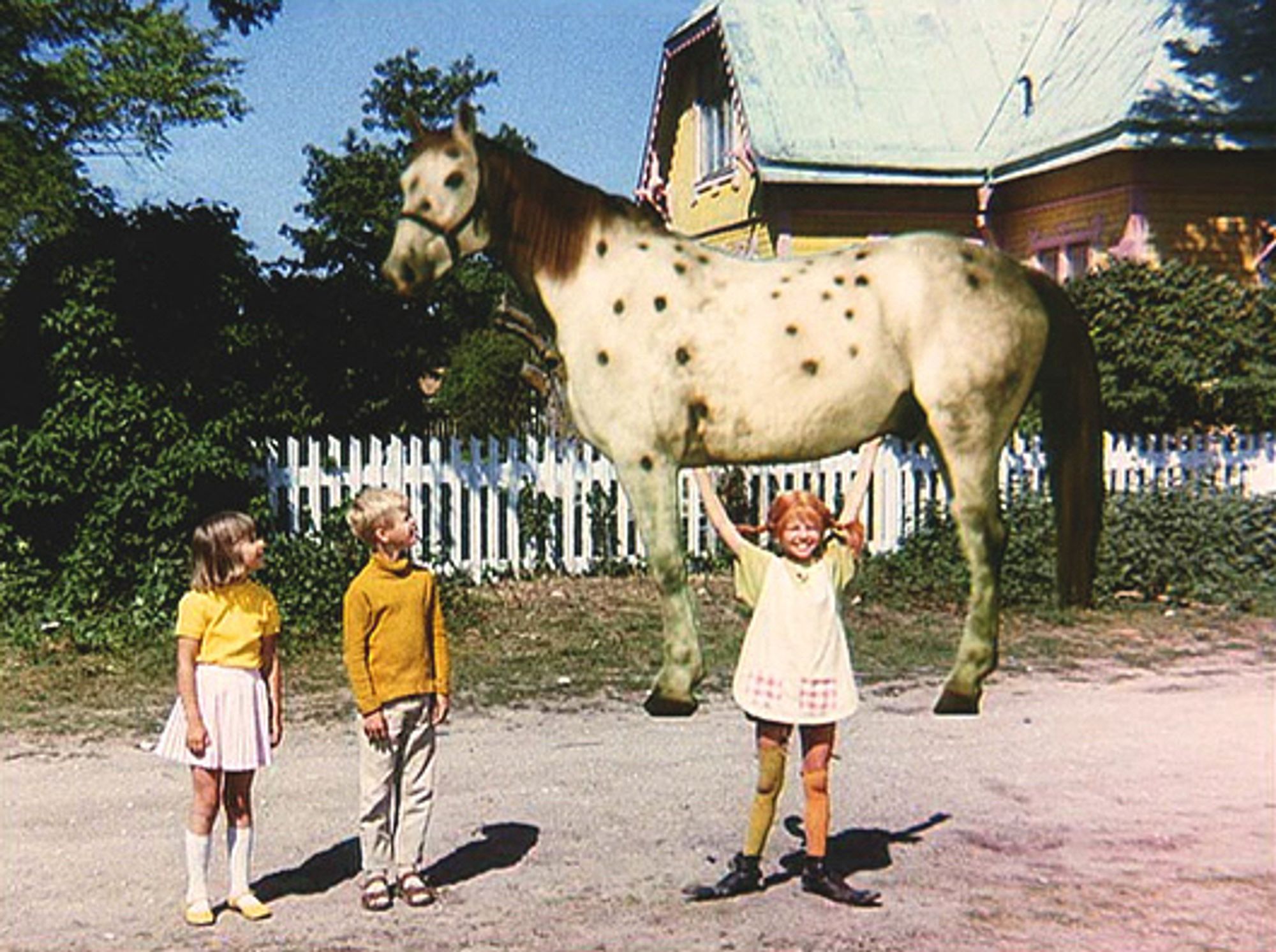 Pippi Langstrumpf hebt ein Pferd hoch