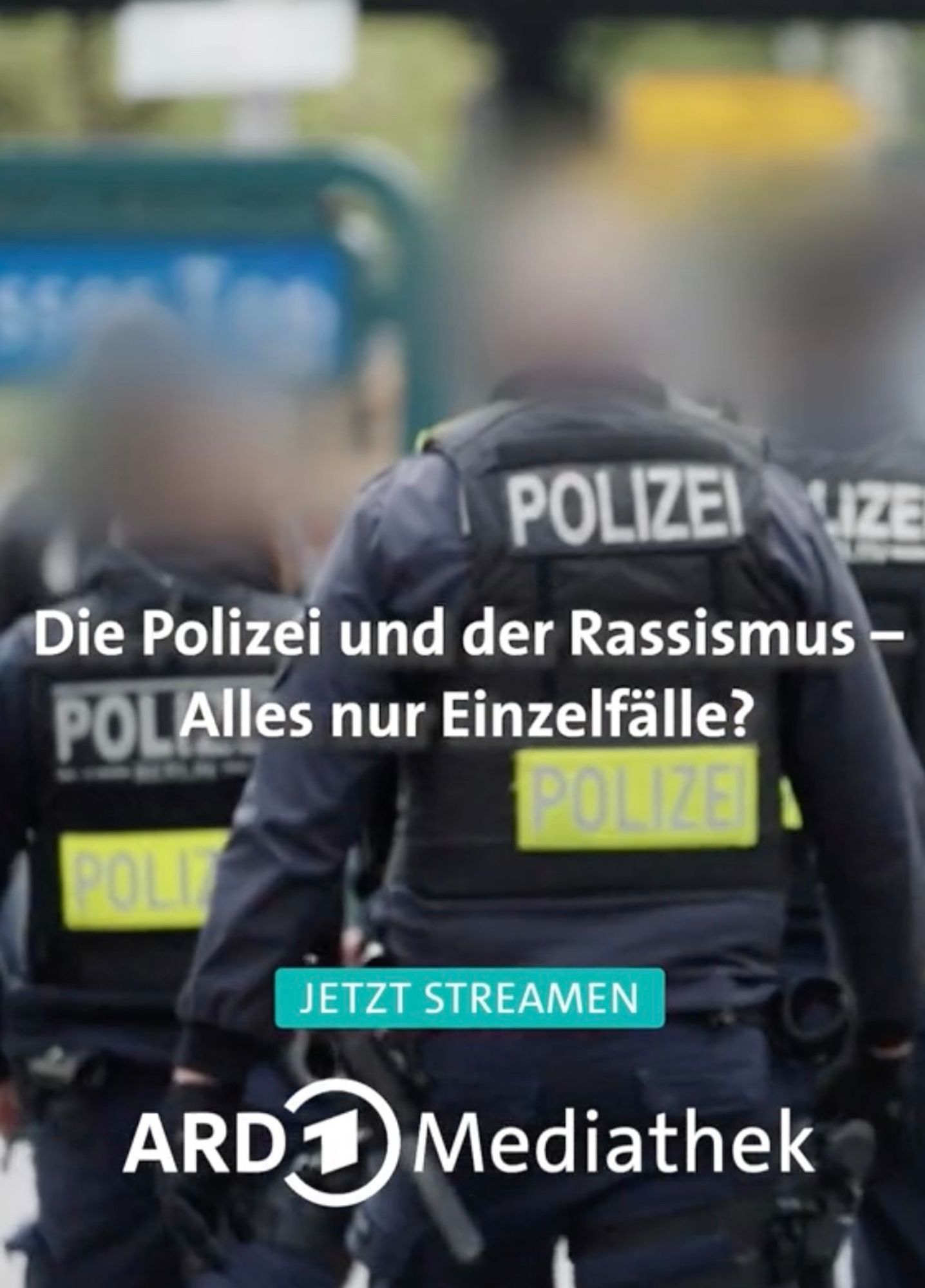 Werbung für eine Reportage in der ARD Mediathek:

Die Polizei und der Rassismus - Alles nur Einzelfälle?

Im Hintergrund drei Polizist*innen von hinten in Schüzuausrüstung, deren Köpfe undeutlich gemacht wurden.