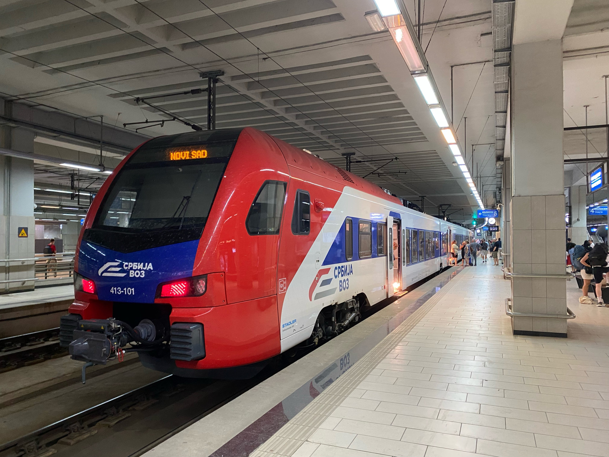 Stadler Flirt im Bahnhof Belgrad Centar, der Zug halt Novi Sad als Ziel.