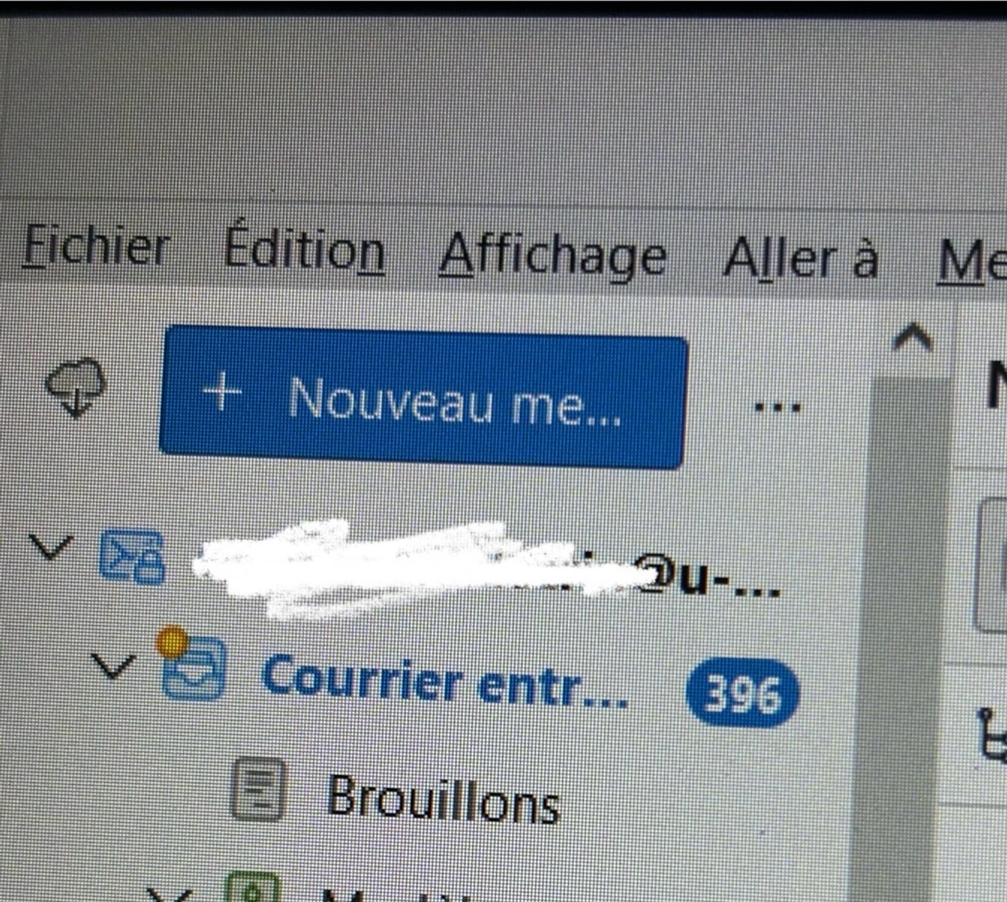 Capture d’écran d’une boîte mail pro. On peut y lire : 396 mails non lus