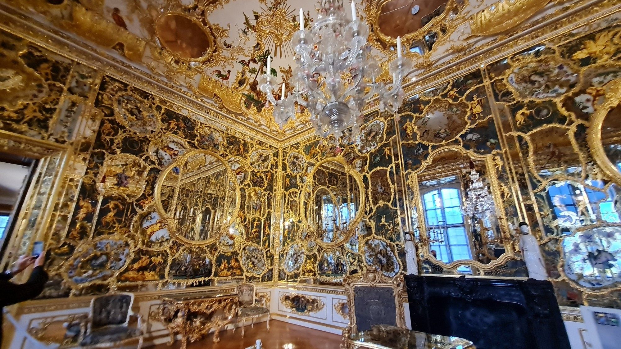 Prunk, Gold und Spiegel im Spiegelsaal der Residenz Würzburg.