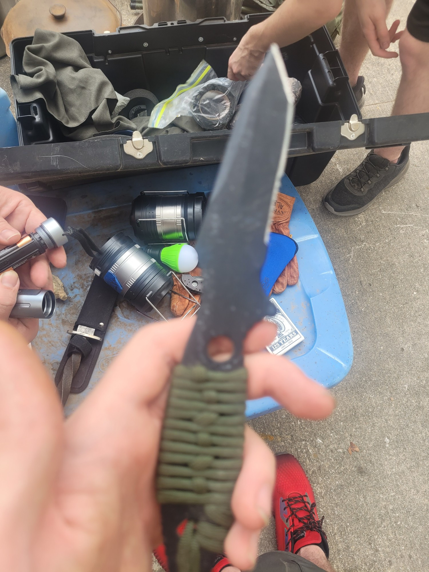 Full metal small blade with a 550 cord grip. Razor sharp, might work well as a blade rope or throwing knife 