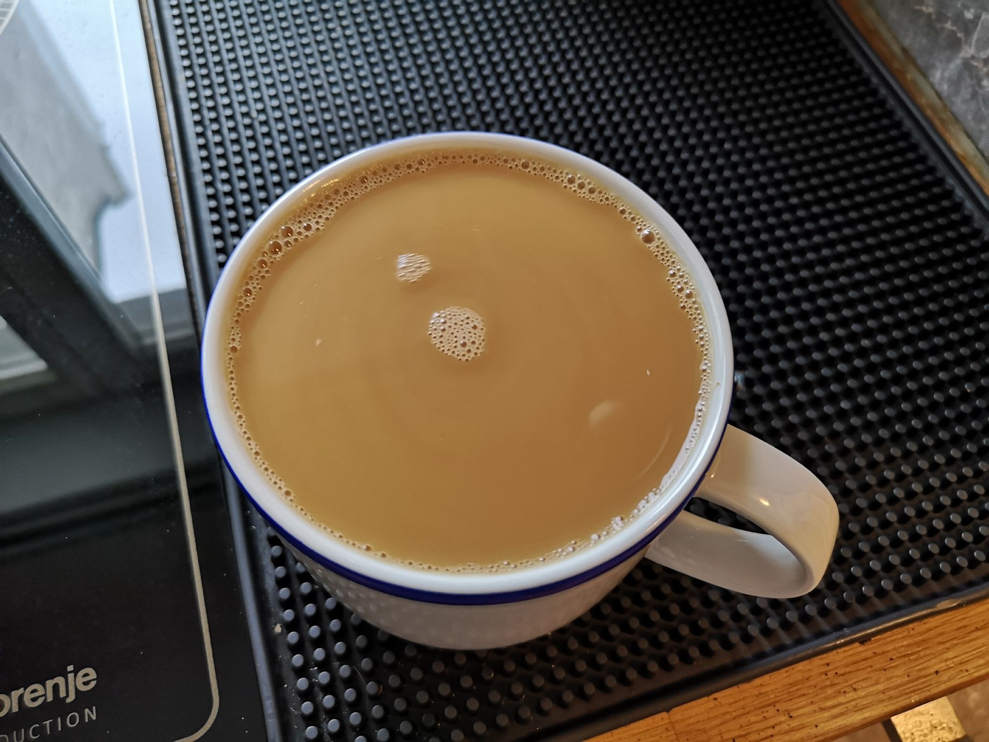 Tasse mit Kaffee und der Milch drin. Recht helle Färbung.