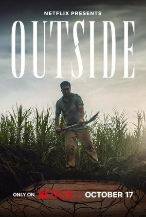 cartel de Outside (Lo que Hay Afuera) con el protagonista, todo un señor filipino, sacando caña de azúcar y se ve el suelo abierto en primer plano