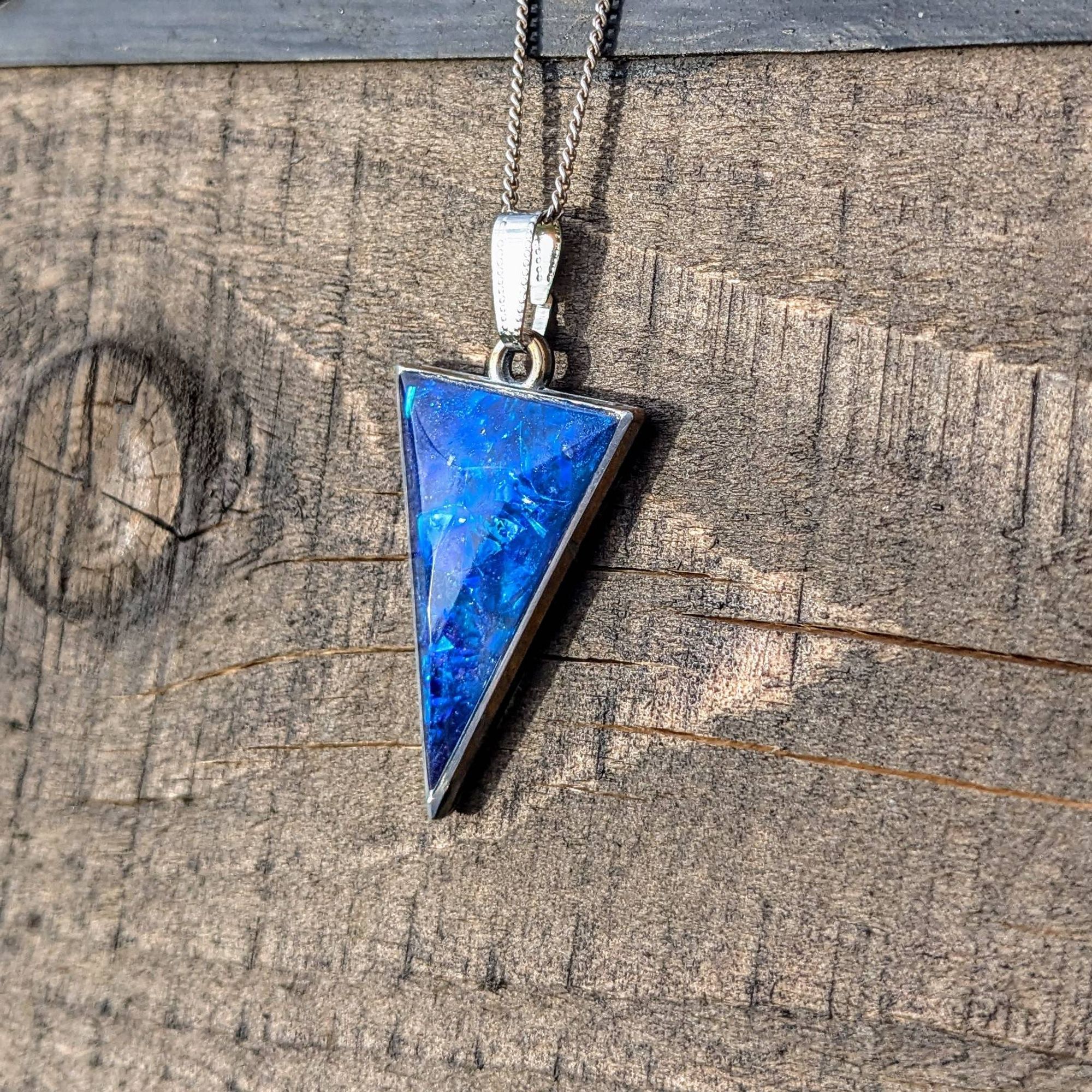 Pendentif triangulaire cerclage métallique et cristal en résine dichroïque