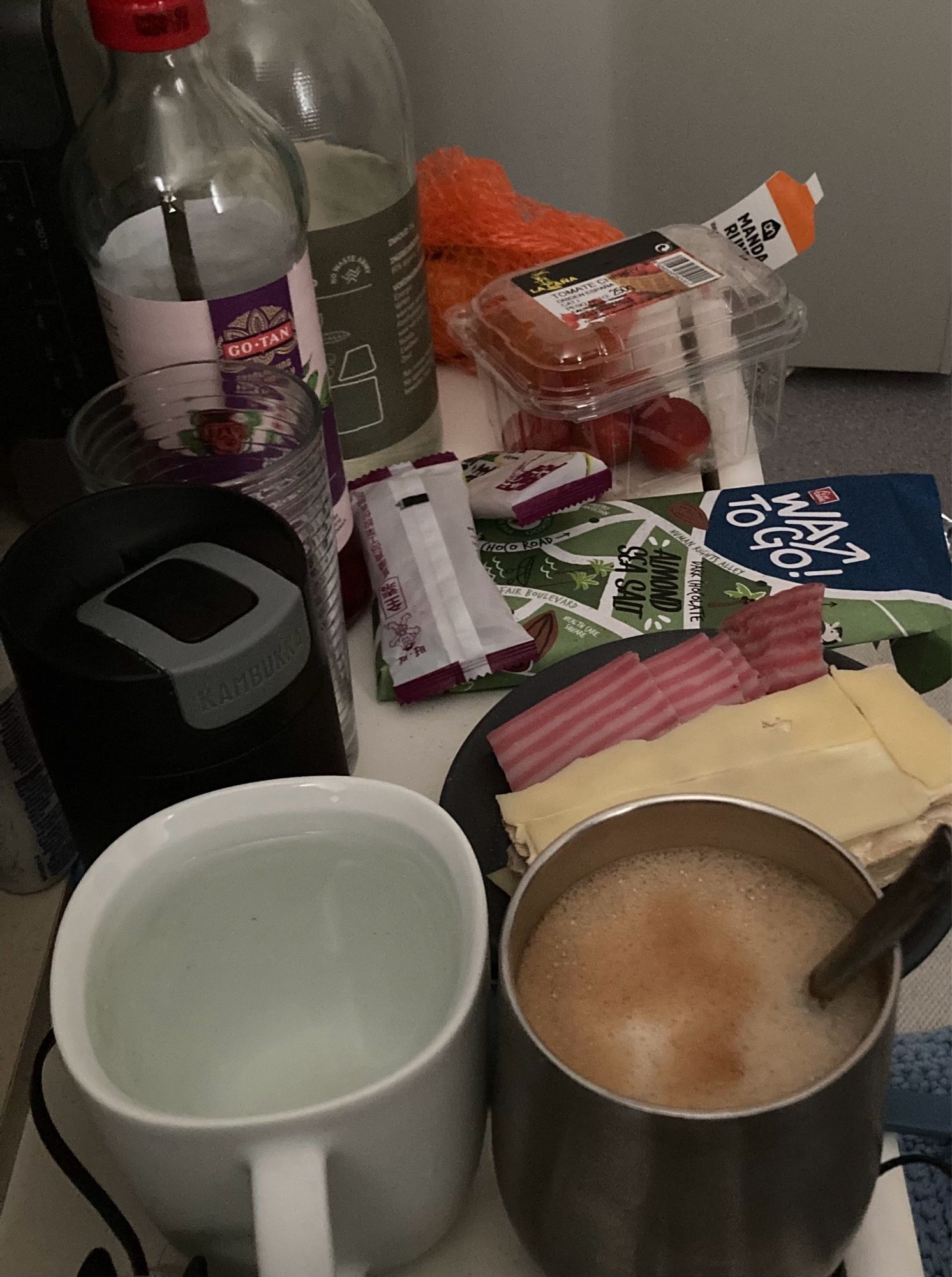 Fles water* mandarijntjes, kerstomaatjes, rozensiroop, rijstkoejes, reep chocolade, glas, thermosbeker koffie, ontbijtbordje met crackers met kaas en plakjes kue lapis, een beker met water* en een beker koffie. 

*deze staan standaard op mijn nachtkastje.