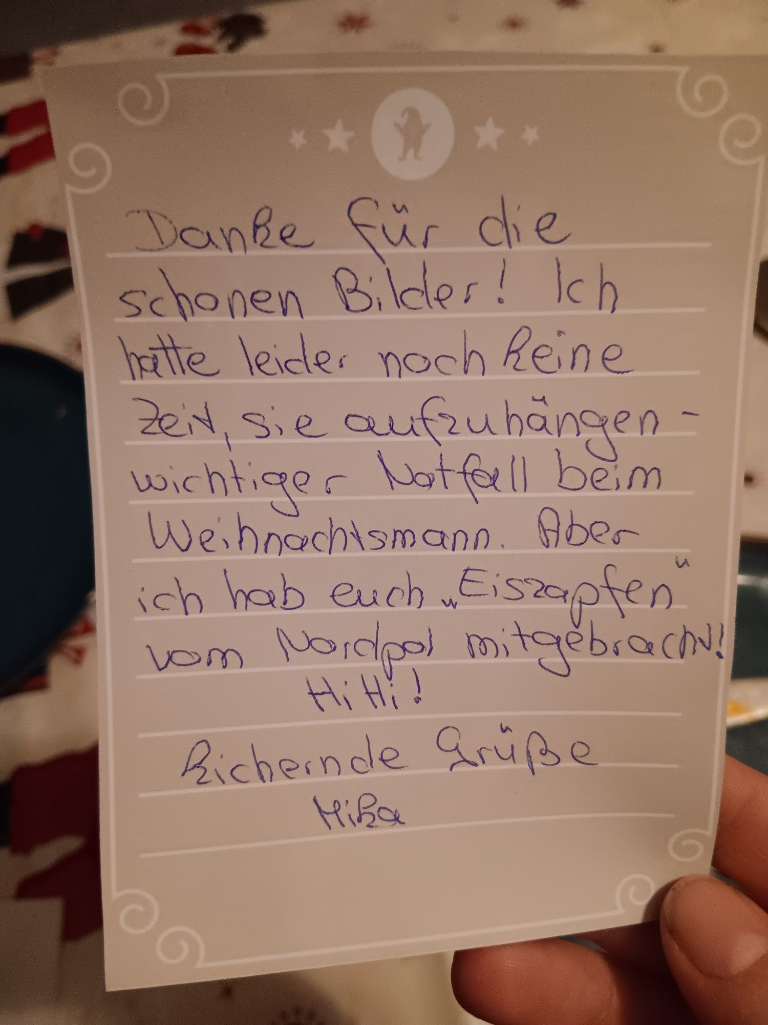 Wichtelbrief: "Danke für die schönen Bilder! Ich hatte leider noch keine Zeit, sie aufzuhängen- wichtiger Notfall beim Weihnachtsmann. Aber ich habe euch 'Eiszapfen' vom Nordpol mitgebracht. Hihi! kichernde Grüße Mika"