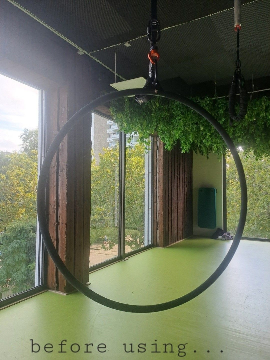 Im Gym: ein aerial hoop-Reifen
(text: before using)