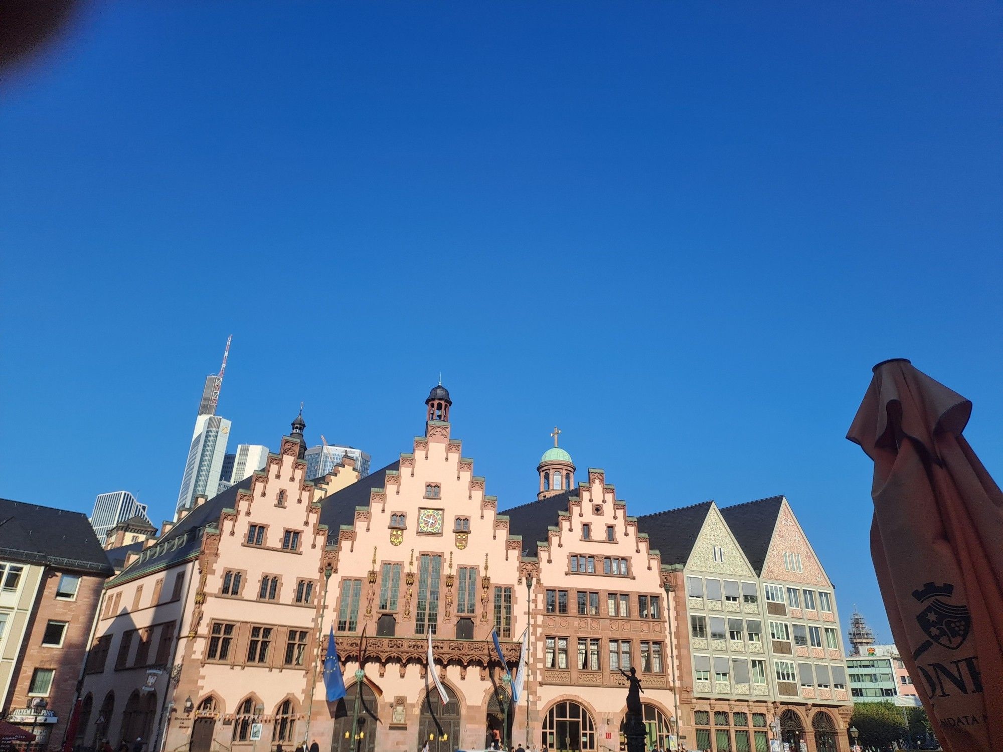 Frankfurter Rathaus, blauer Himmel