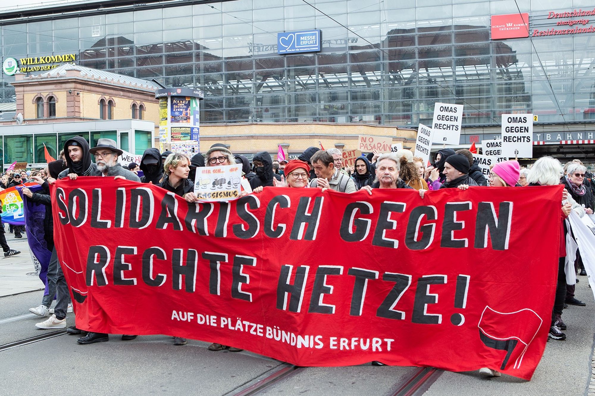 Demo gegen Rechts in Erfurt, Start der Demo vorm Bahnhof, die 1. Reihe trägt ein großes rotes Plakat mit der Aufschrift "Solidarisch gegen rechte Hetze Auf die Plätze Bündnis Erfurt"