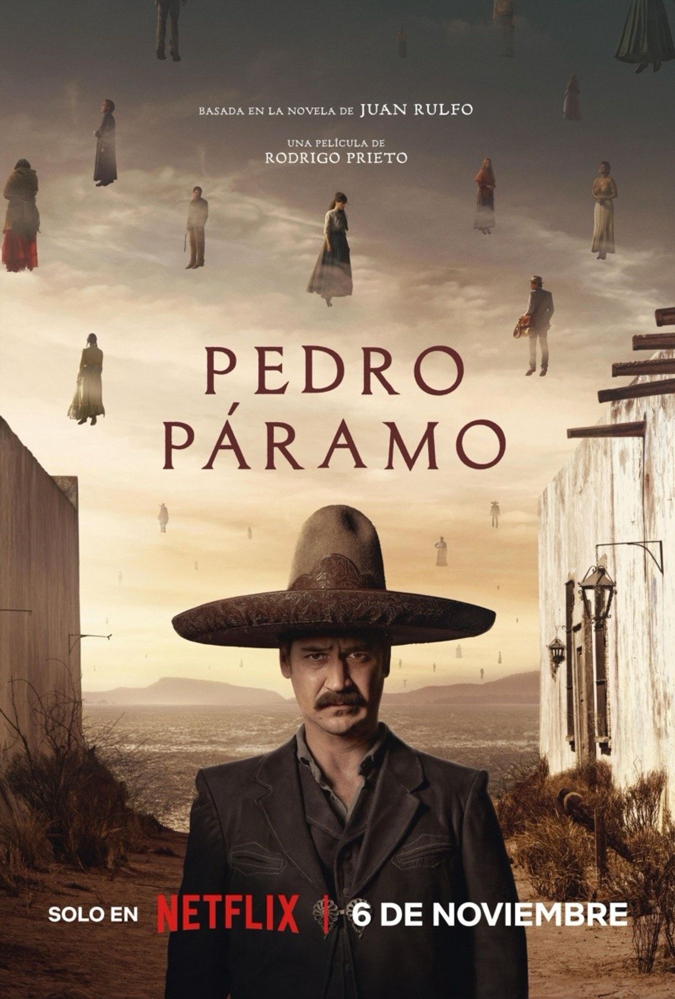 Cartaz do filme Pedro Páramo. Um homem com bigode usando um chapéu grande. Acima dele várias pessoas flutuando como fantasmas.