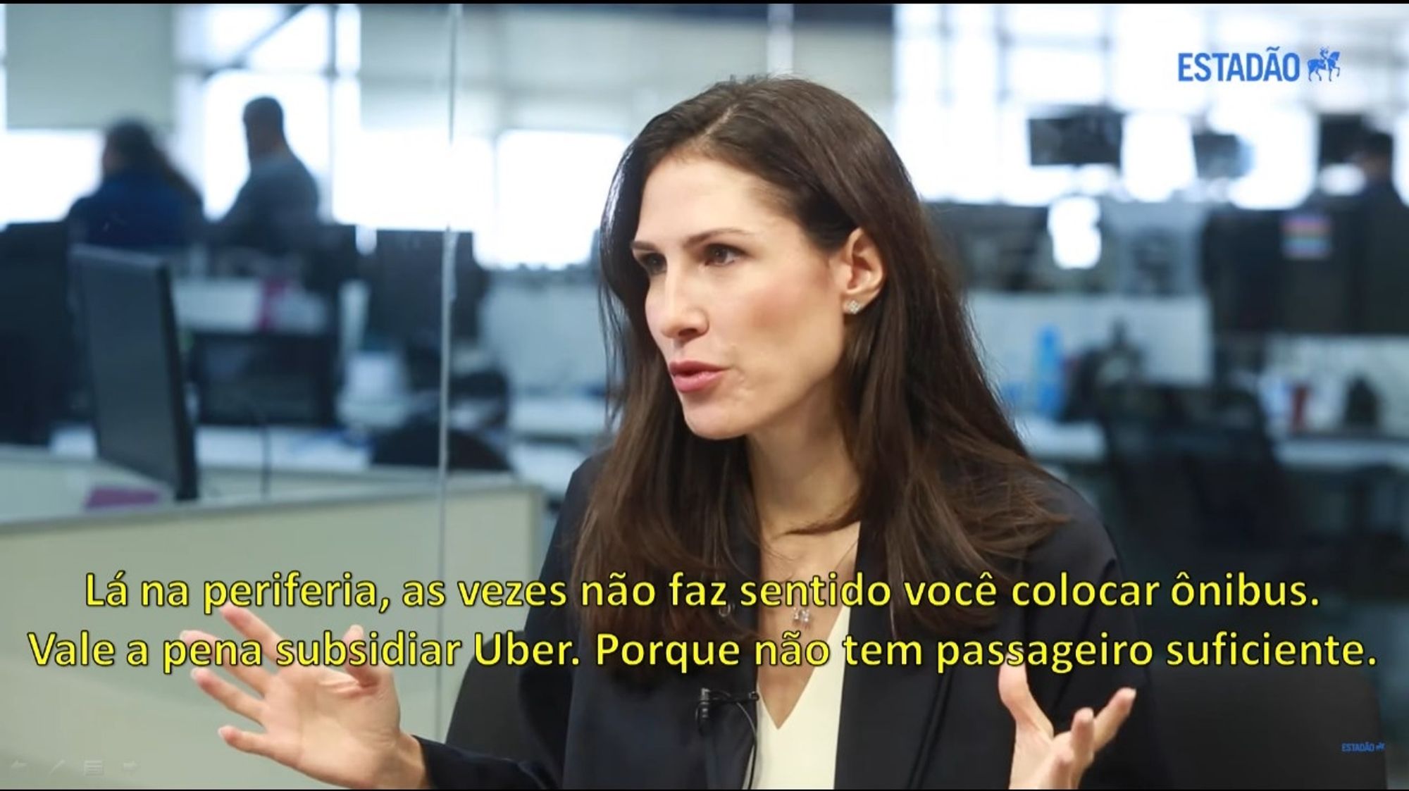 Imagem da Marina Helena, candidata do Partido novo, com a legenda de uma fala dela na entrevista à sabatina do Estadão: "Lá na periferia, as vezes não faz sentido você colocar ônibus. 
Vale a pena subsidiar Uber. Porque não tem passageiro suficiente."