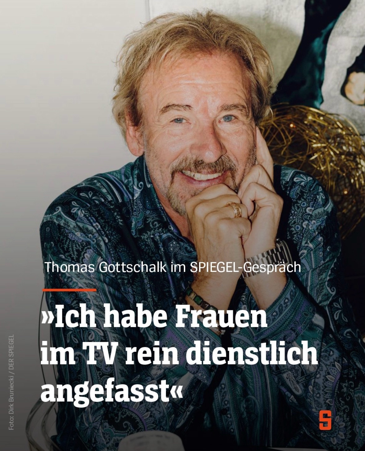 Thomas Gottschalk lächelt in die Kamera. Auf dem Bild steht Text. Thomas Gottschalk im Spiegel-Gespräch: „Ich habe Frauen im TV rein dienstlich angefasst“