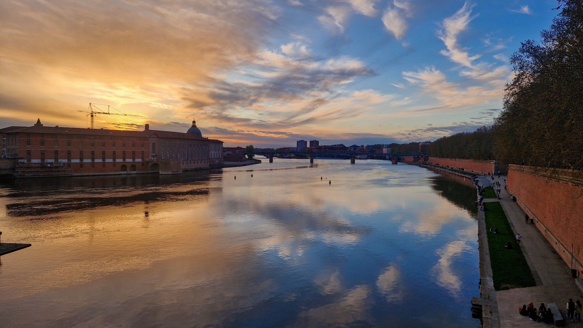 Coucher de soleil sur la Garonne à Toulouse.