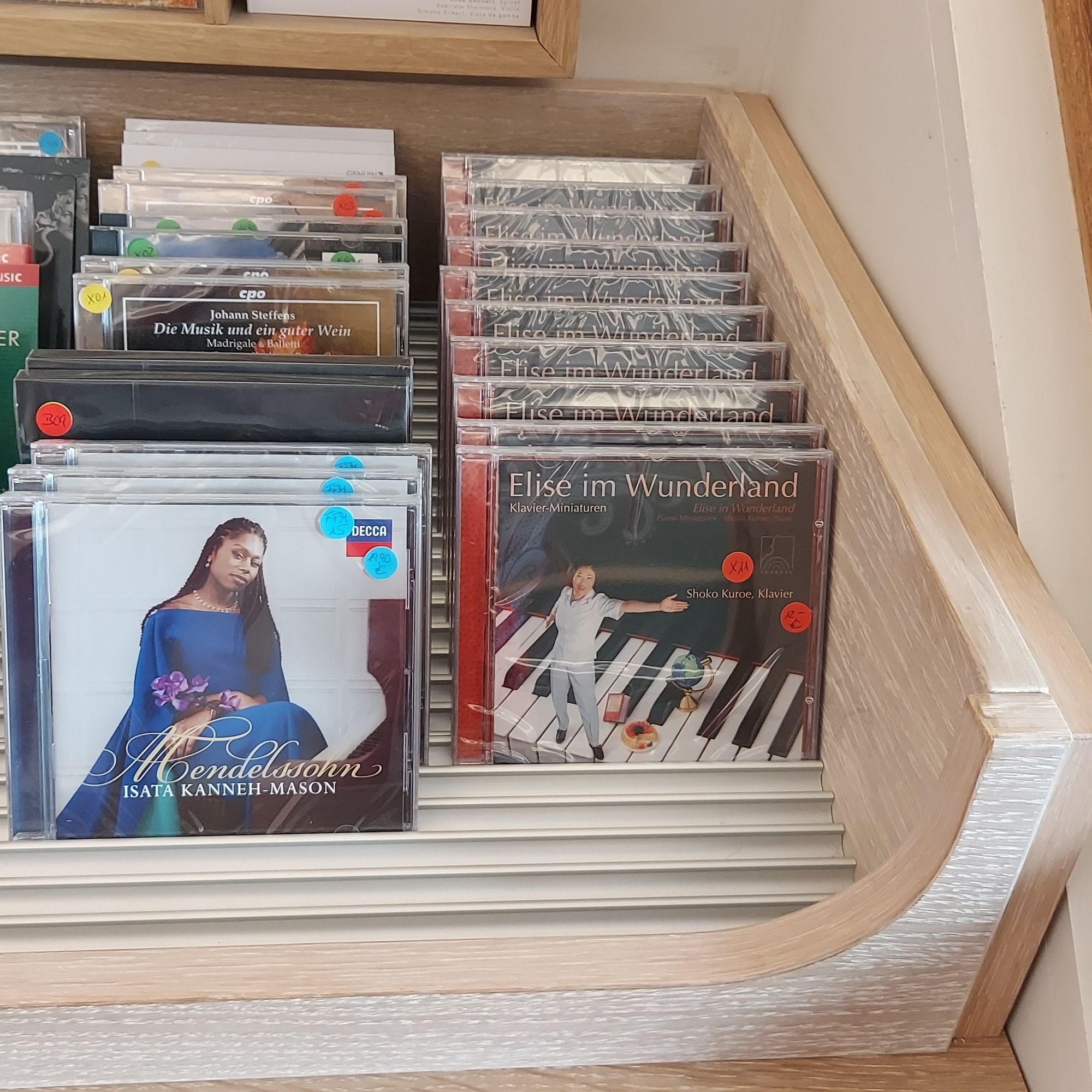 Die CD "Elise im Wunderland" im Regal des Museum-Shop. KomponistenQuartier Hamburg.