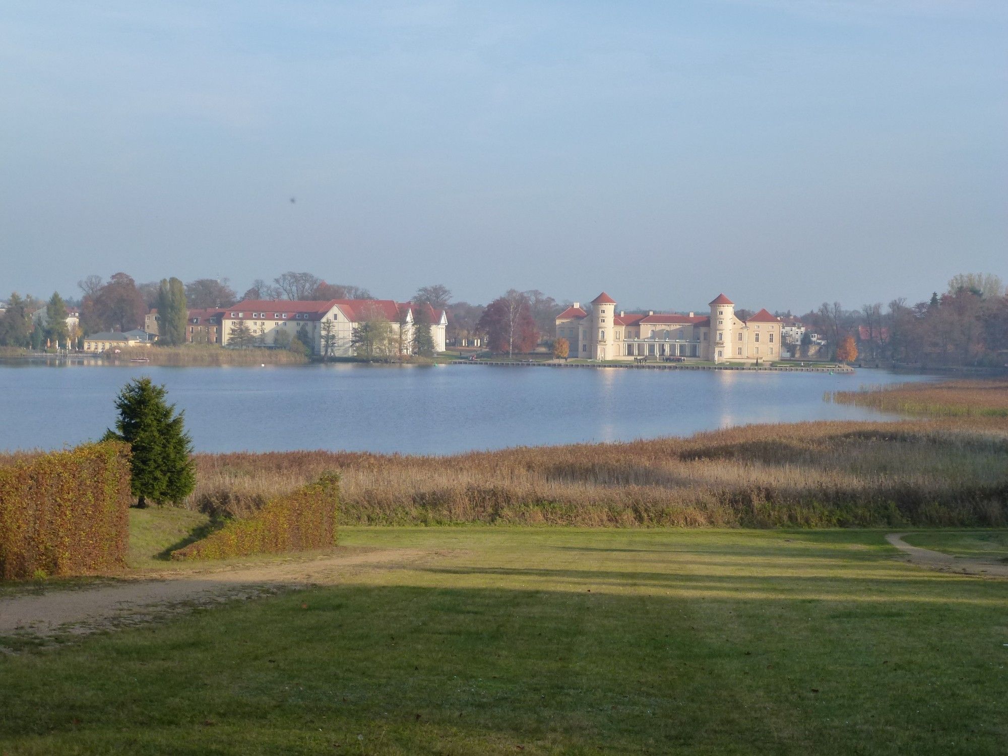 Schloss Rheinsberg und die Landesmusikakademie im Herbst im Hintergrund, Grienericksee