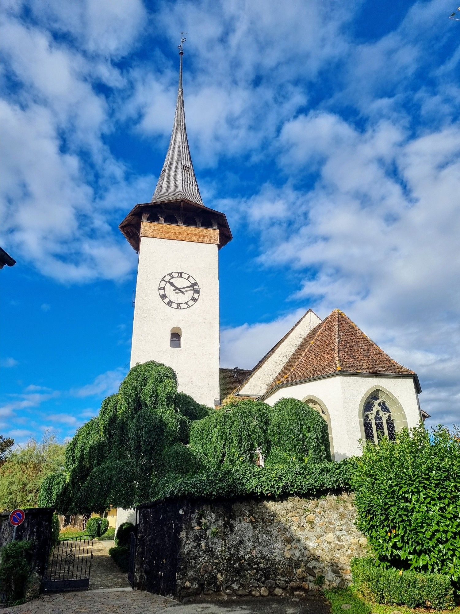 Kirche Kerzers mit blauem Himmel