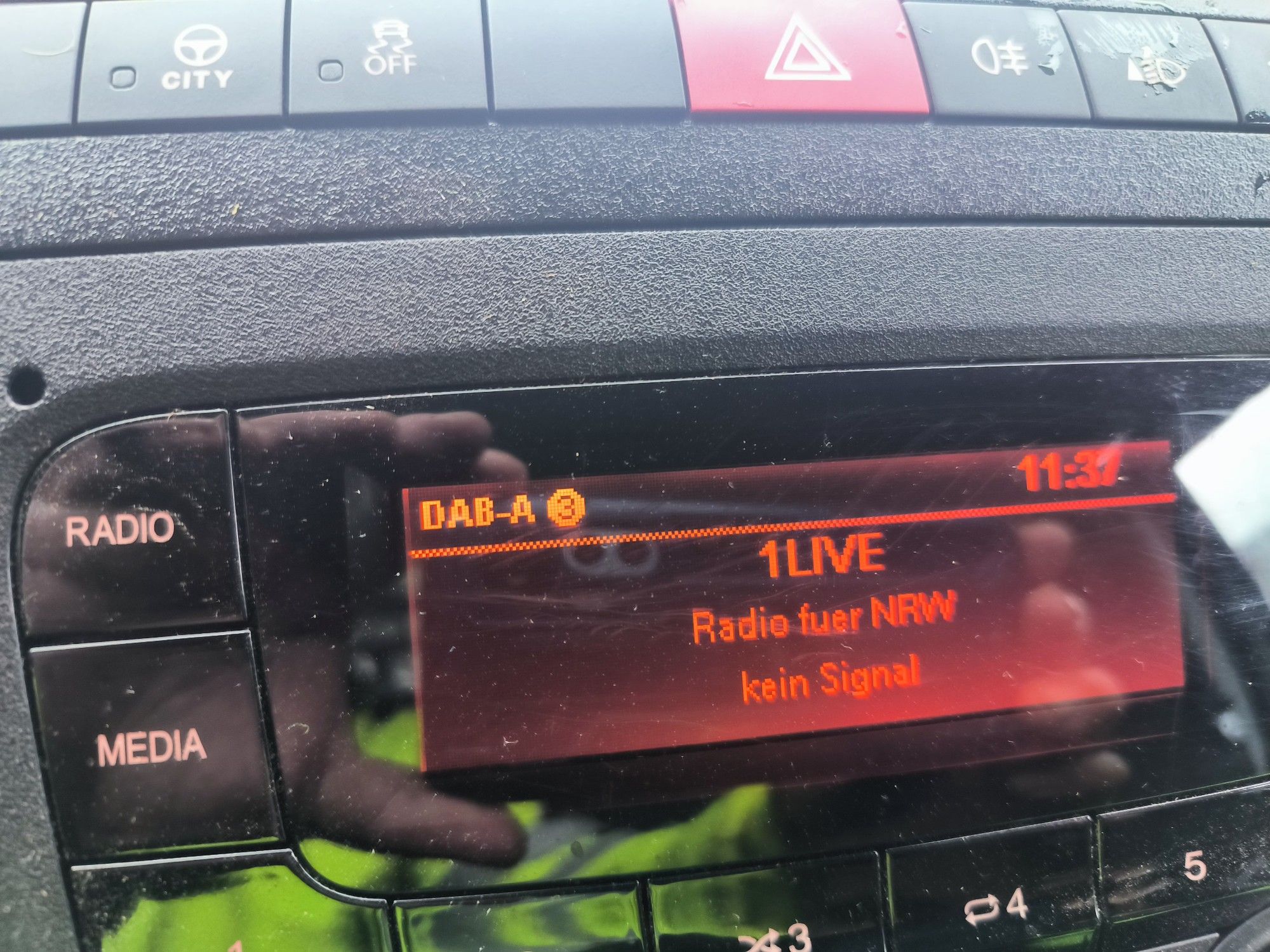 Man sieht ein Spiegel des Radiodisplay mit DAB Radio. 
 Da steht drauf "Kein Signal".