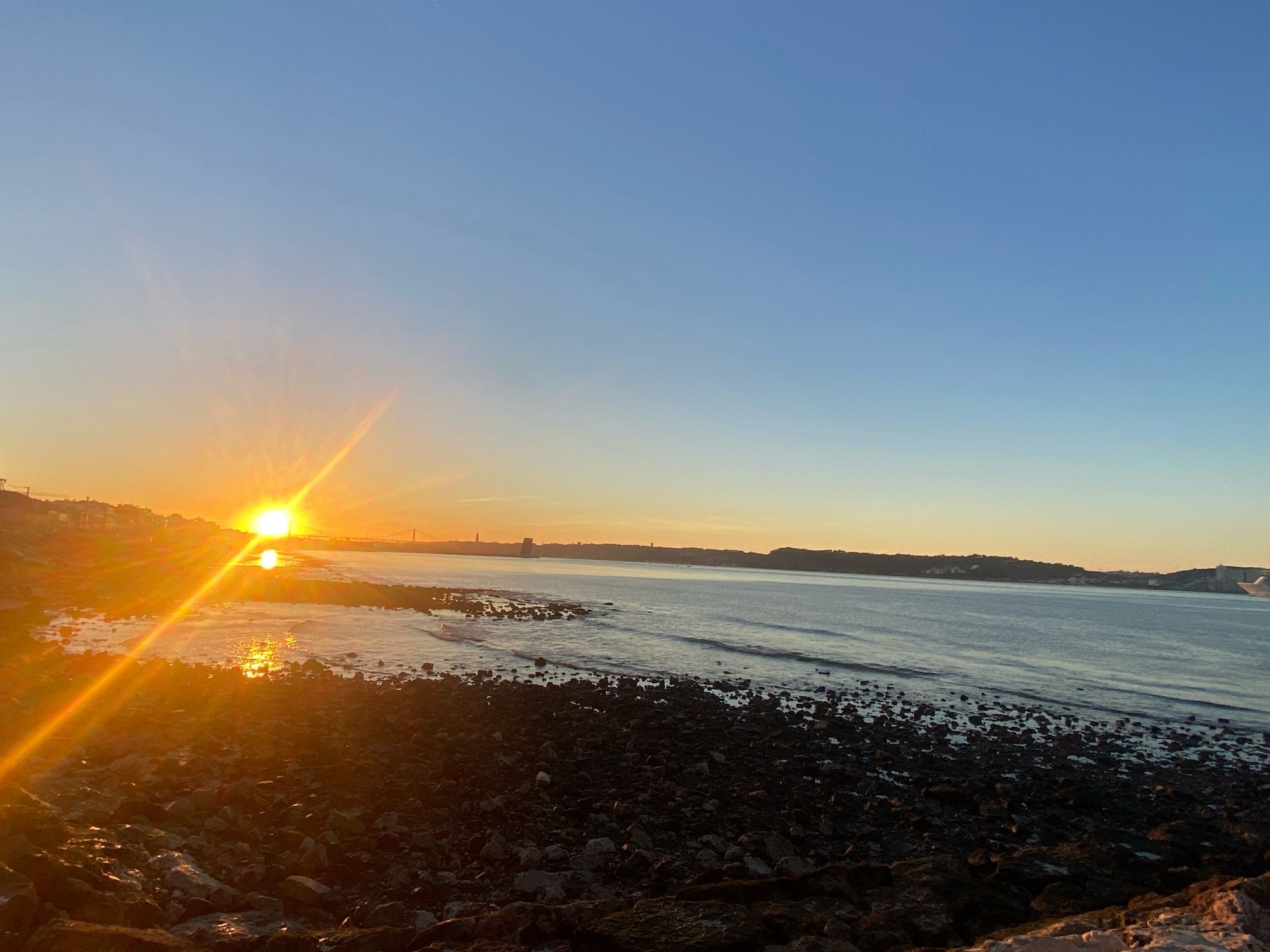 Nascer do sol na foz do Tejo, com maré baixa.