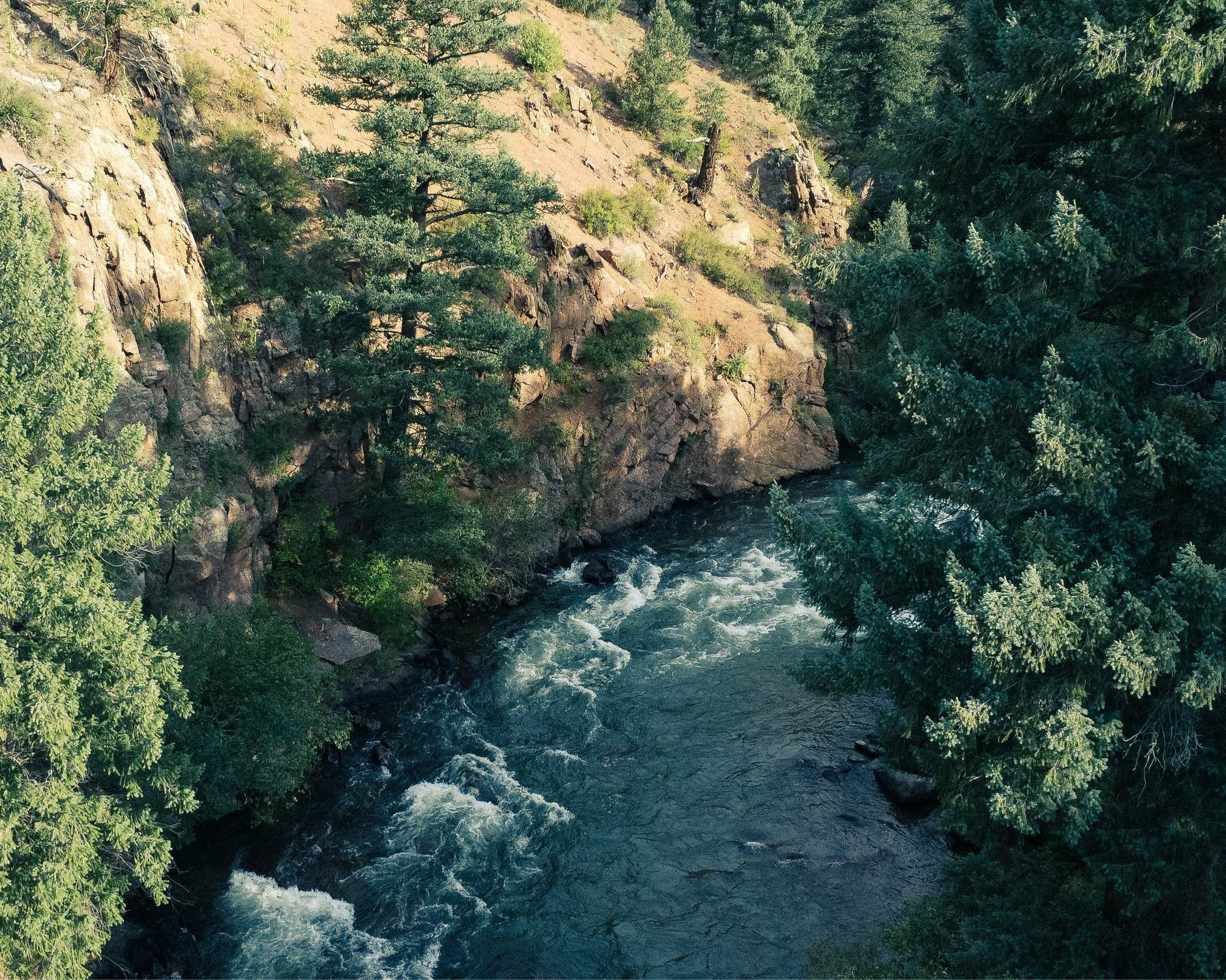 Drone photo over a river, at a higher angle