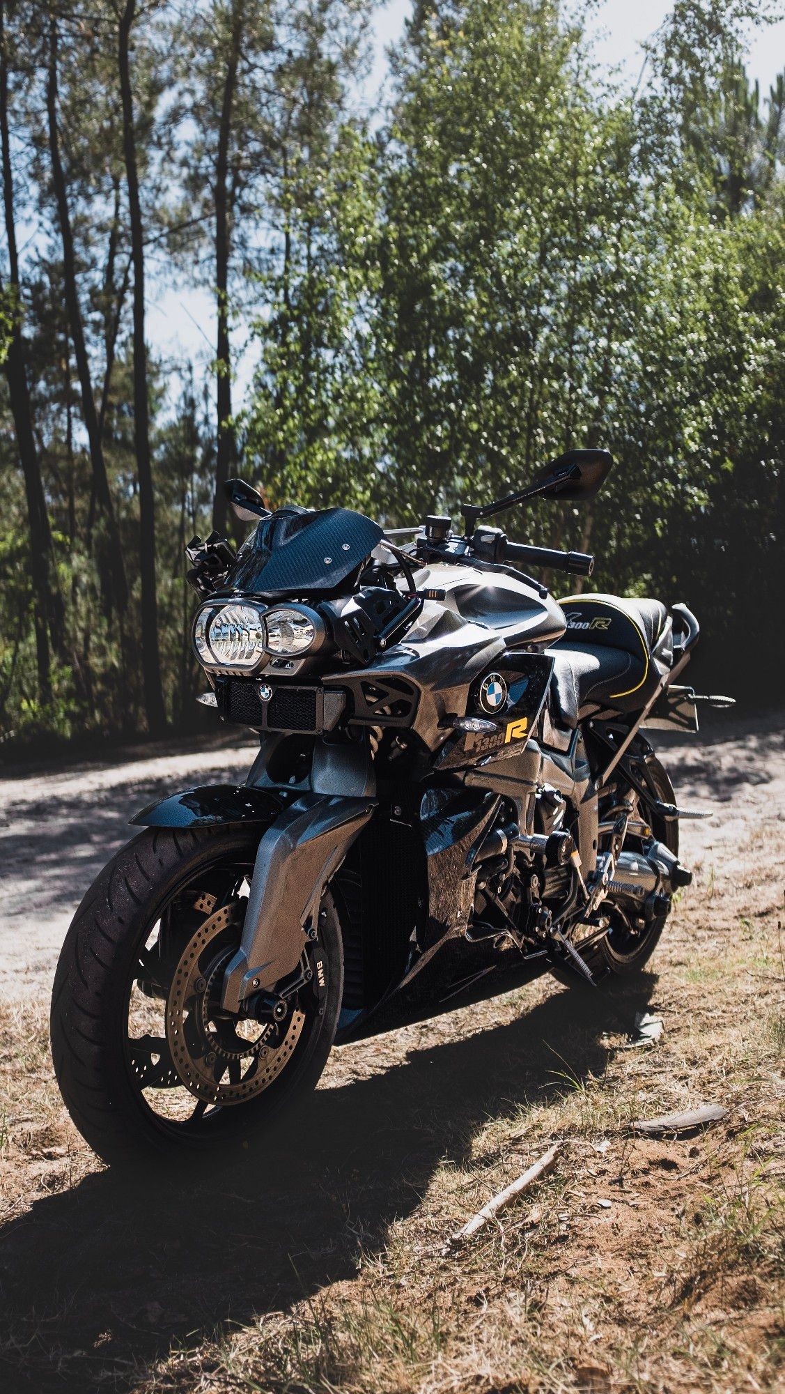 Moto BMW K1300R trois-quarts face dans un paysage landais, mais dans la région mancelle