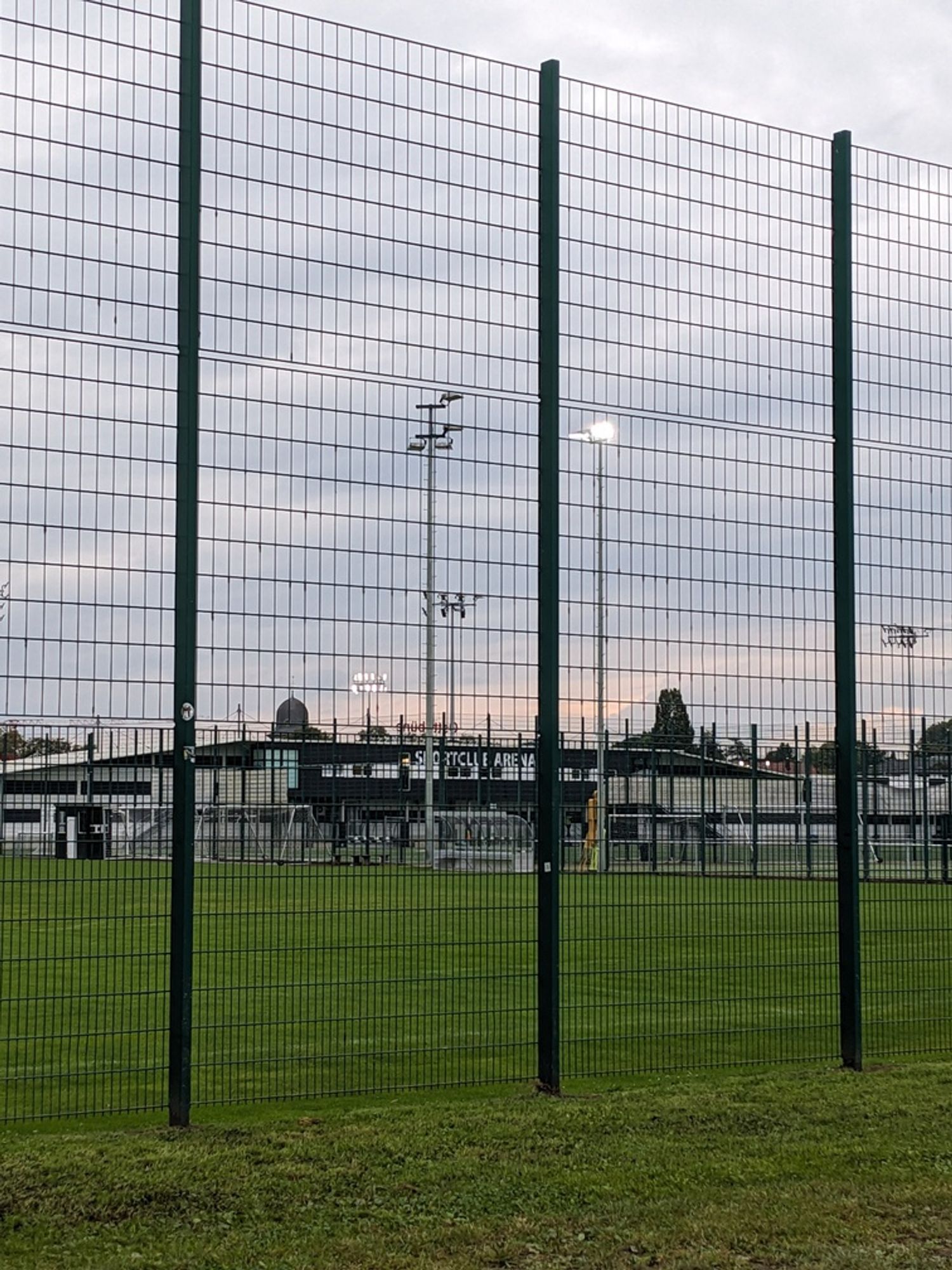 noch mehr Gitter am Stadion in Verl