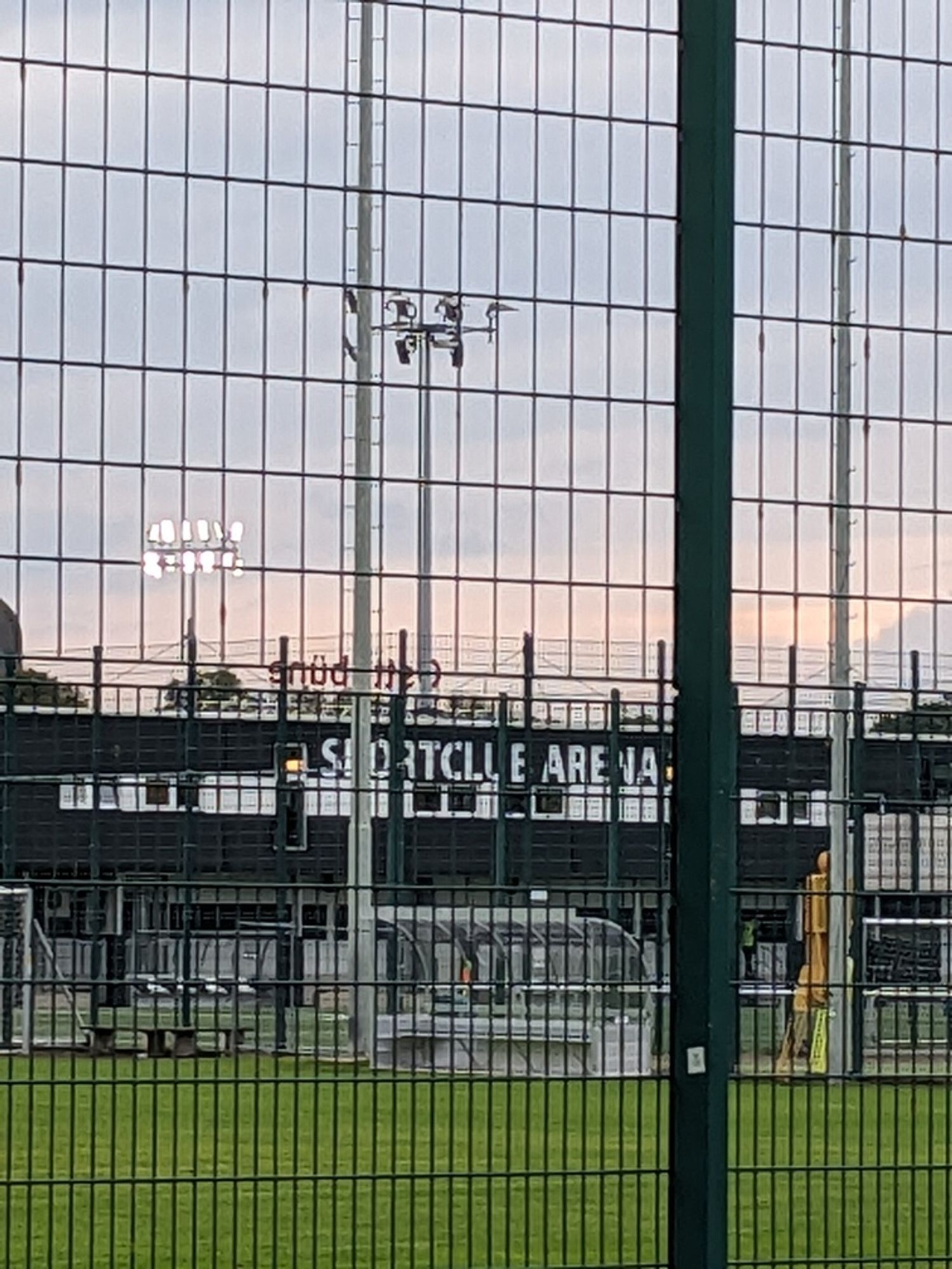 Gitter vor Gittern am Stadion in Verl