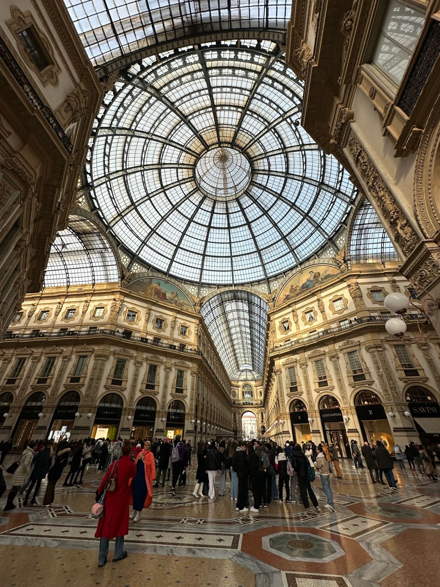 Big beautiful dome, it looks just like the square where Wonka opened his first shop 💙 No Wonka chocolate here, though. But Venchi is also really nice.