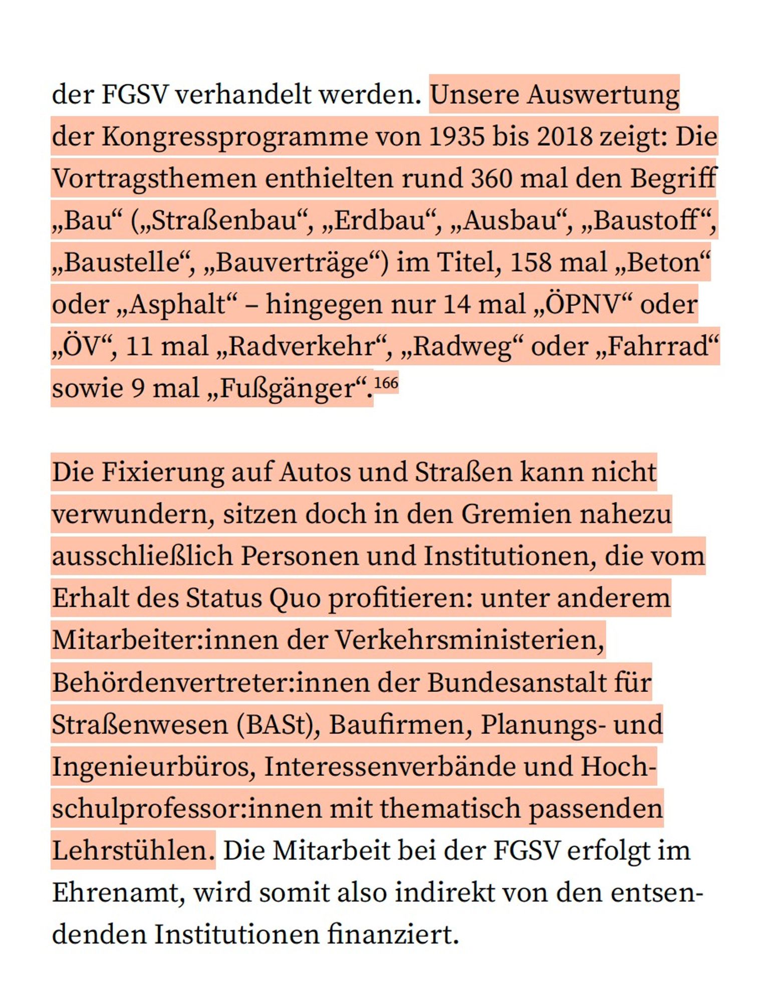 Screenshot von Textstelle, die die Inhalte und Zusammensetzung der FGSV sowie die problematischen Doppelrollen vieler Mitglieder beschreibt. Auszug aus dem Text: „Unsere Auswertung der Kongressprogramme von 1935 bis 2018 zeigt: Die Vortragsthemen enthielten rund 360 mal den Begriff „Bau“ („Straßenbau“, „Erd­bau“, „Ausbau“, „Baustoff“, „Baustelle“, „Bauverträge“) im Titel, 158 mal „Beton“ oder „Asphalt“ – hingegen nur 14 mal „ÖPNV“ oder „ÖV“, 11 mal „Radverkehr“, „Radweg“ oder „Fahrrad“ sowie 9 mal „Fußgänger“. [...] Die Fixierung auf Autos und Straßen kann nicht verwundern, sitzen doch in den Gremien nahezu ausschließlich Personen und Institutionen, die vom Erhalt des Status Quo profitieren: unter anderem Mitarbeiterder Verkehrsministerien, Behördenvertreterder Bundesanstalt für Straßenwesen (BASt), Baufirmen, Planungs- und Ingenieurbüros, Interessenverbände und Hochschulprofessor.“