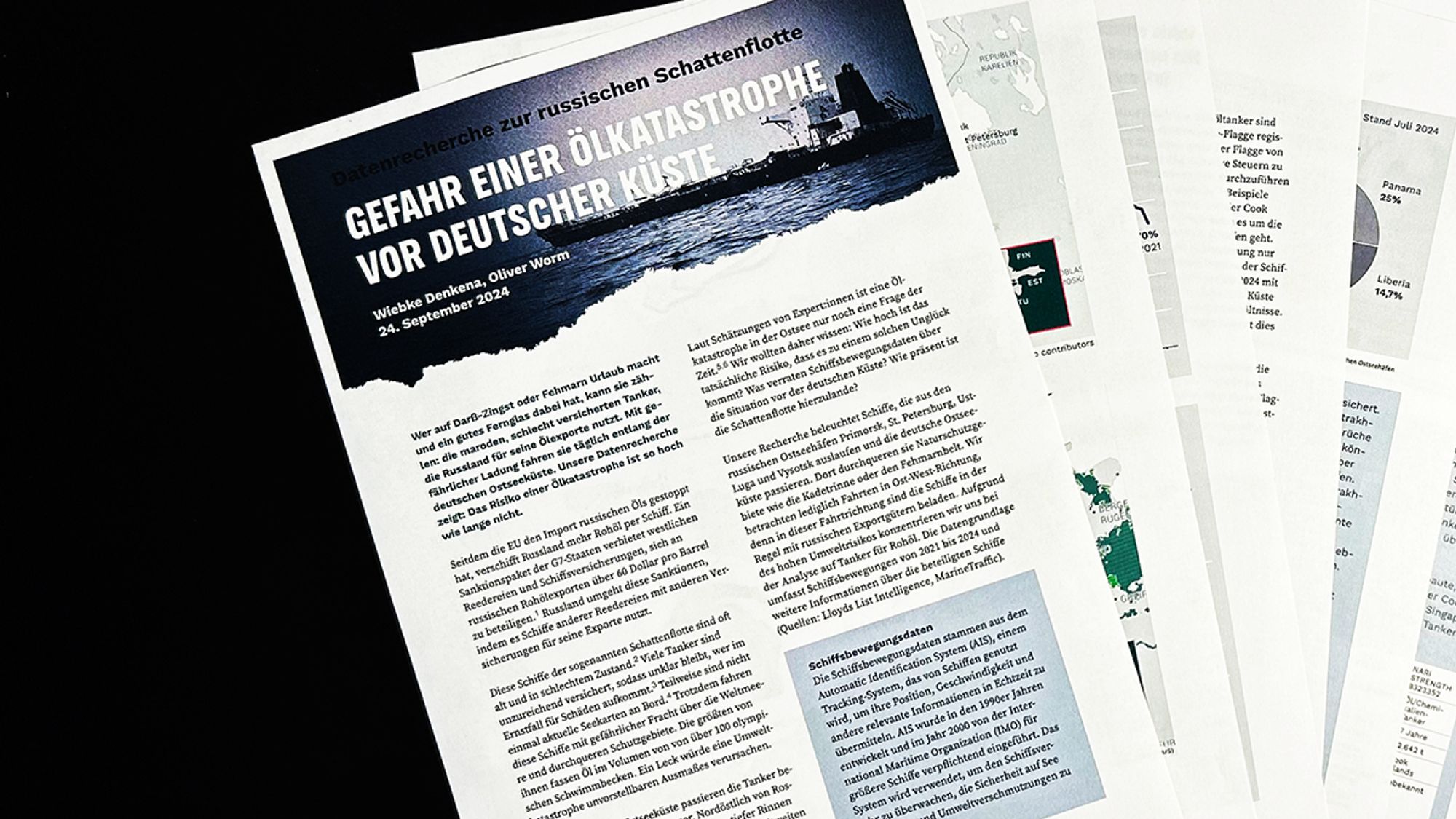 Abgelichtetes Print-Dokument einer Datenrecherche mit dem Titel ‚Gefahr einer Ölkastrophe vor deutscher Küste‘, verfasst von Wiebke Denkena und Oliver Worm, und veröffentlicht am 24. September 2024. Der Bericht zeigt ein Bild eines Öltankers auf stürmischem Meer und behandelt die Risiken durch russische Öltanker in der Ostsee, die unzureichend versichert und seit 2021 im Schnitt stark gealtert sind. Er hebt die Gefahr einer Umweltkatastrophe in der Ostsee hervor, insbesondere durch die erhöhte Anzahl von Rohöltankern, deren Routen durch die Kadetrinne führen, und dabei zahlreiche Schutzgebiete durchqueren oder passieren.