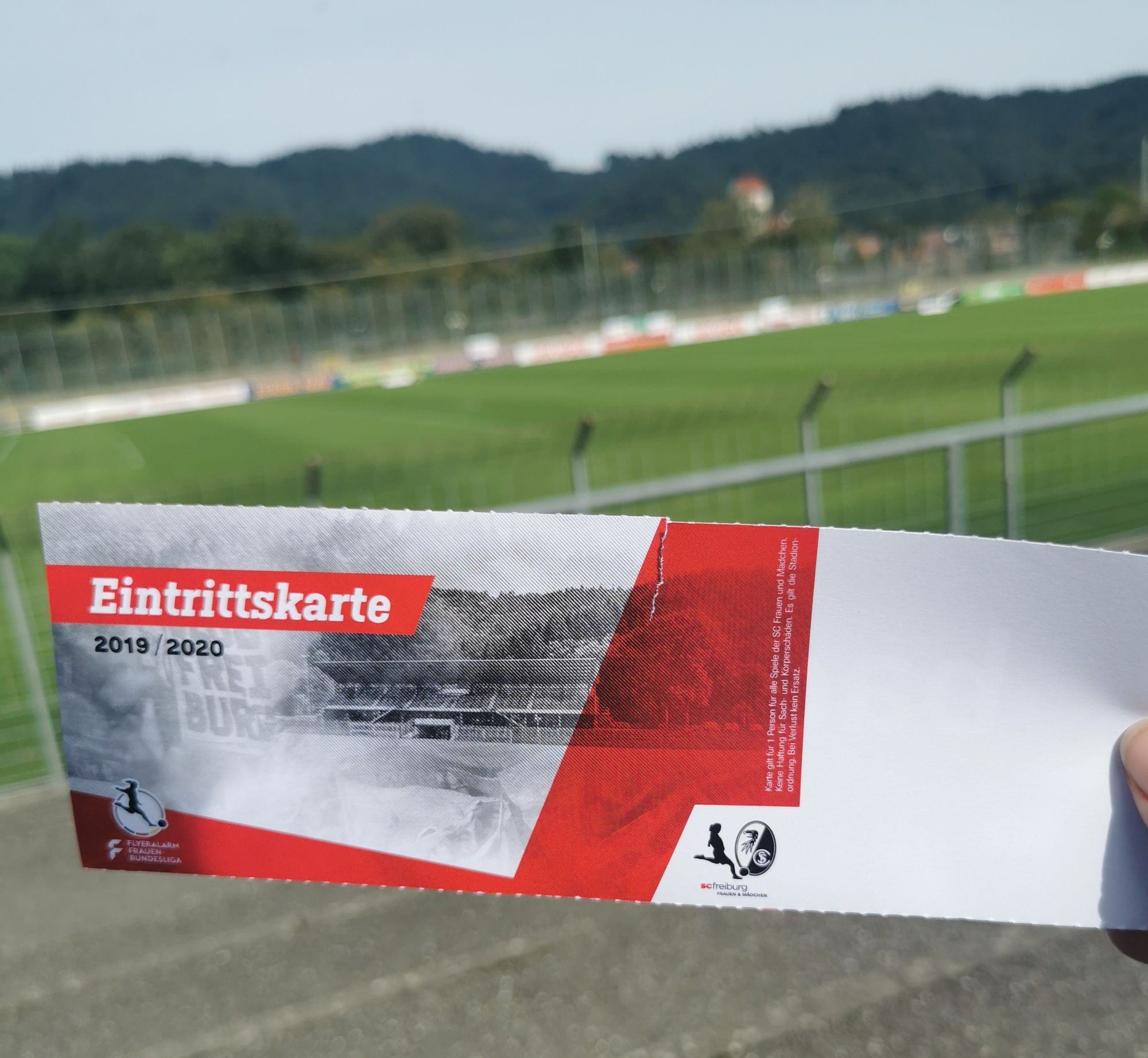 zu sehen ist eine Eintrittskarte von den sc freiburg frauen, bei denen nur "Eintrittskarte 2019/2020" drauf steht und ansonsten viel freier Platz ist