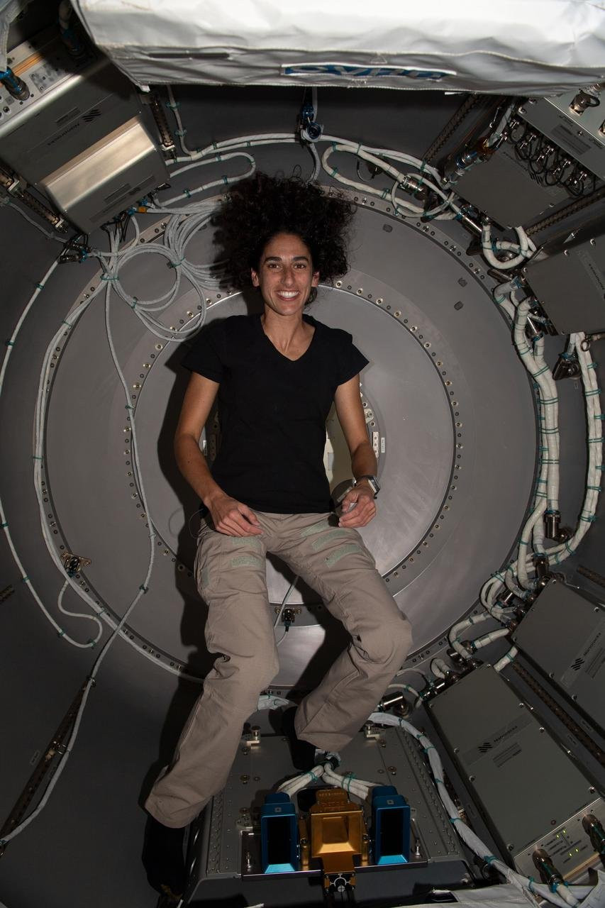 L'astronaute américaine Jasmin Moghbeli au sein du sas Nanoracks