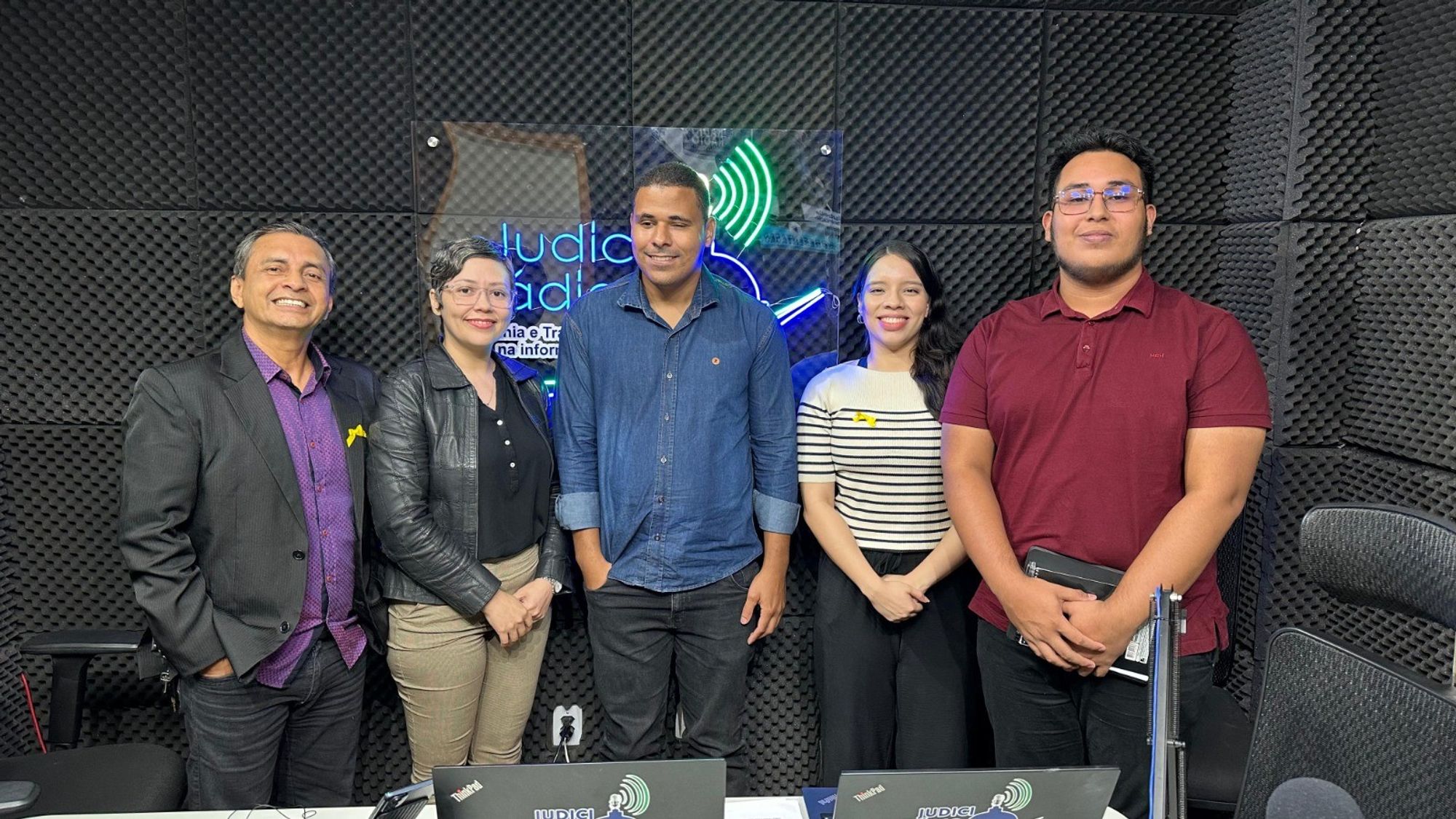 Fotografia dos apresentadores com o os entrevistados. São três homens e duas mulheres na foto.