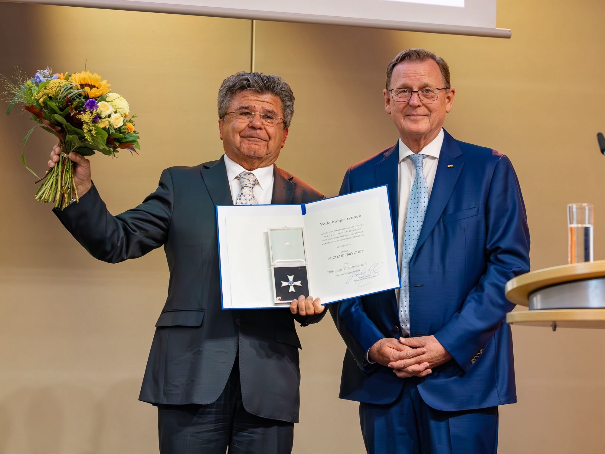 Michael Brychcy, langjähriger Präsident des Gemeinde- und Städtebundes Thüringen (GStB), wurde heute mit dem Thüringer Verdienstorden ausgezeichnet. Neben dem Ordensträger steht Ministerpräsident Bodo Ramelow.