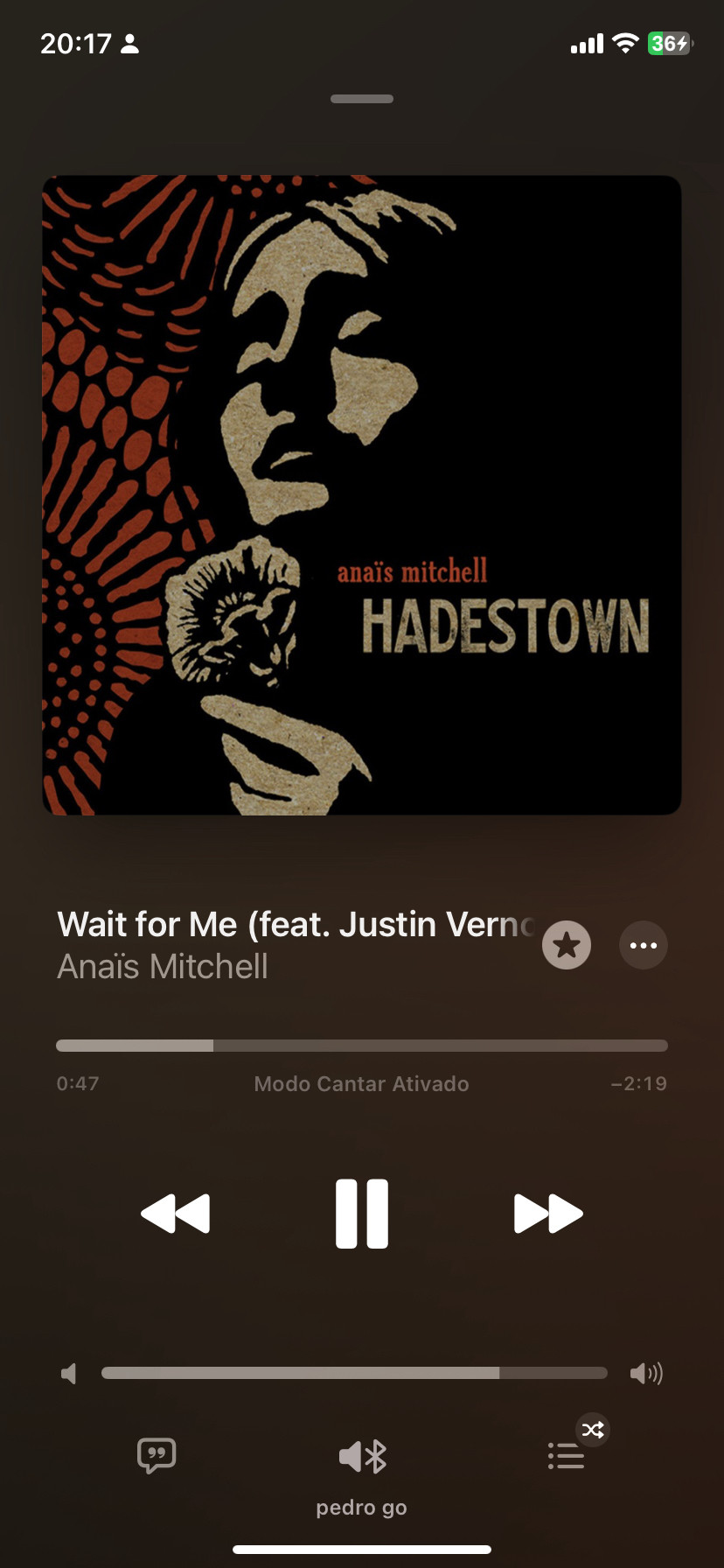 Screenshot do app Apple Music mostrando a capa de um álbum sendo reproduzido: o álbum Hadestown, da cantora Anaïs Mitchell. A faixa sendo reproduzida se chama Wait For Me.