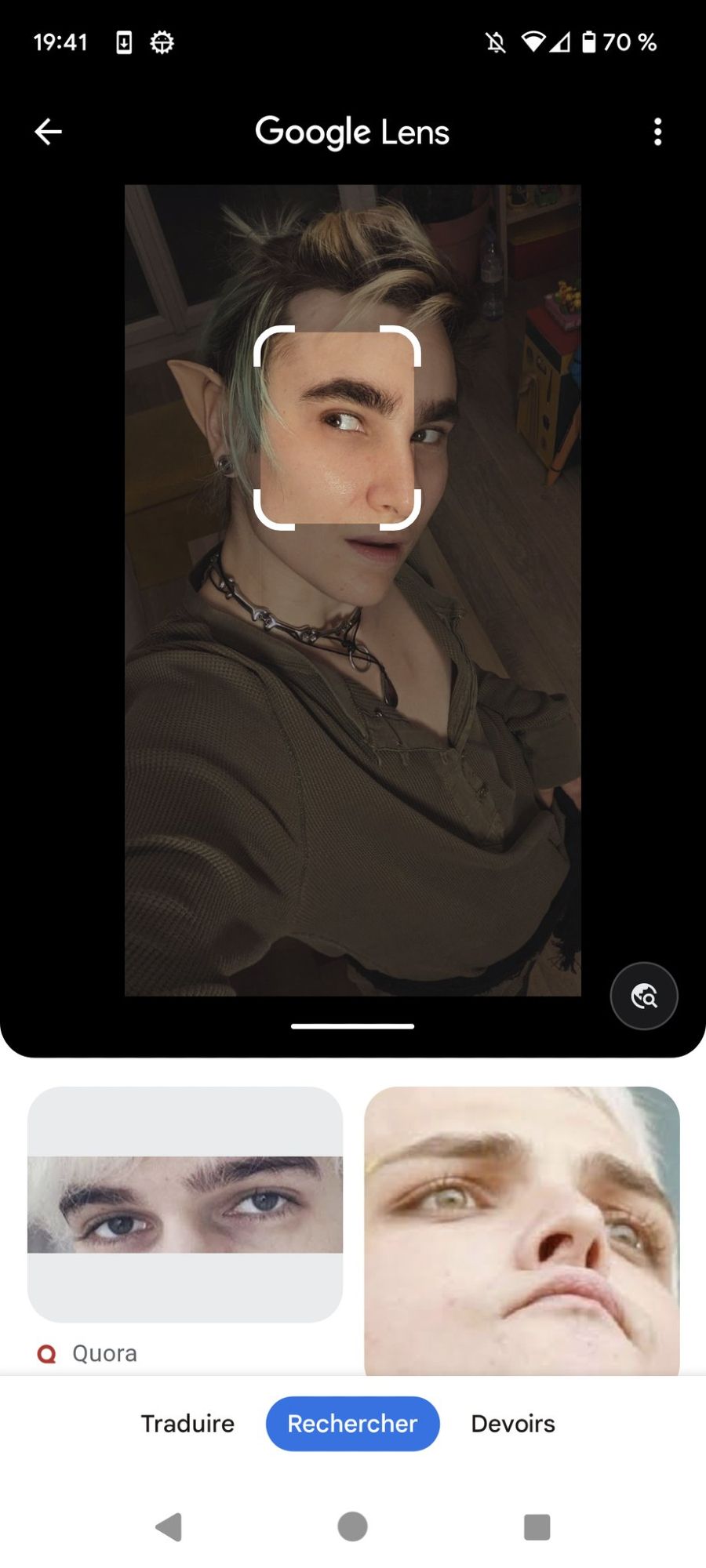 Screen de Google Lens. J'ai mis un de mes derniers selfie et cadré sur mon oeil et ça me propose une photo de Gérard way qui ressemble pas du tout.