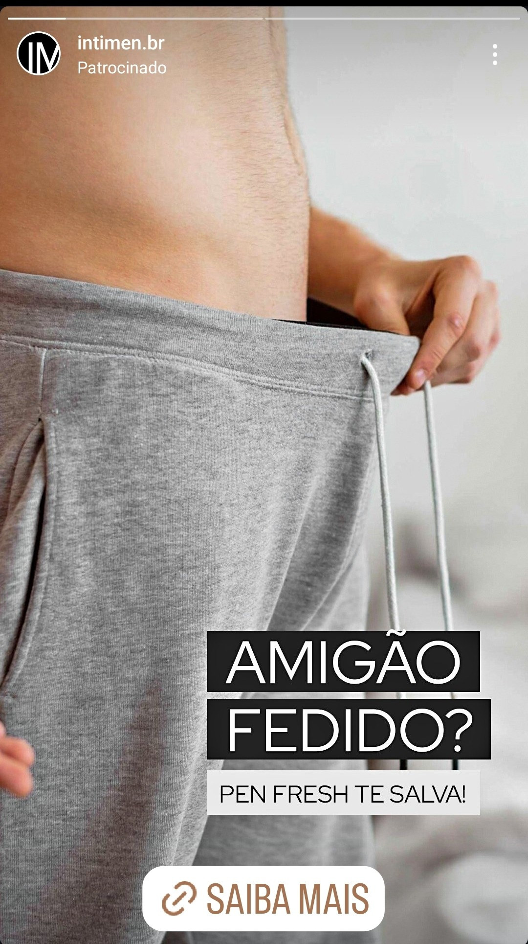 Imagem de um homem puxando uma calça de moletom para a frente, para olhar dentro.

Abaixo o texto: amigão fedido? Pen fresh te salva