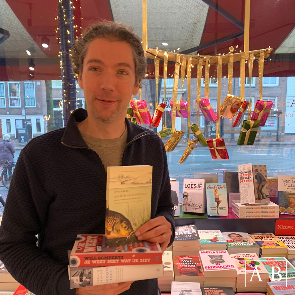 Coen Vermaas van Athenaeum Boekhandel Haarlem met zijn cadeautips van 2023: Harald Jähner, Ota Pavel en Will Gompertz