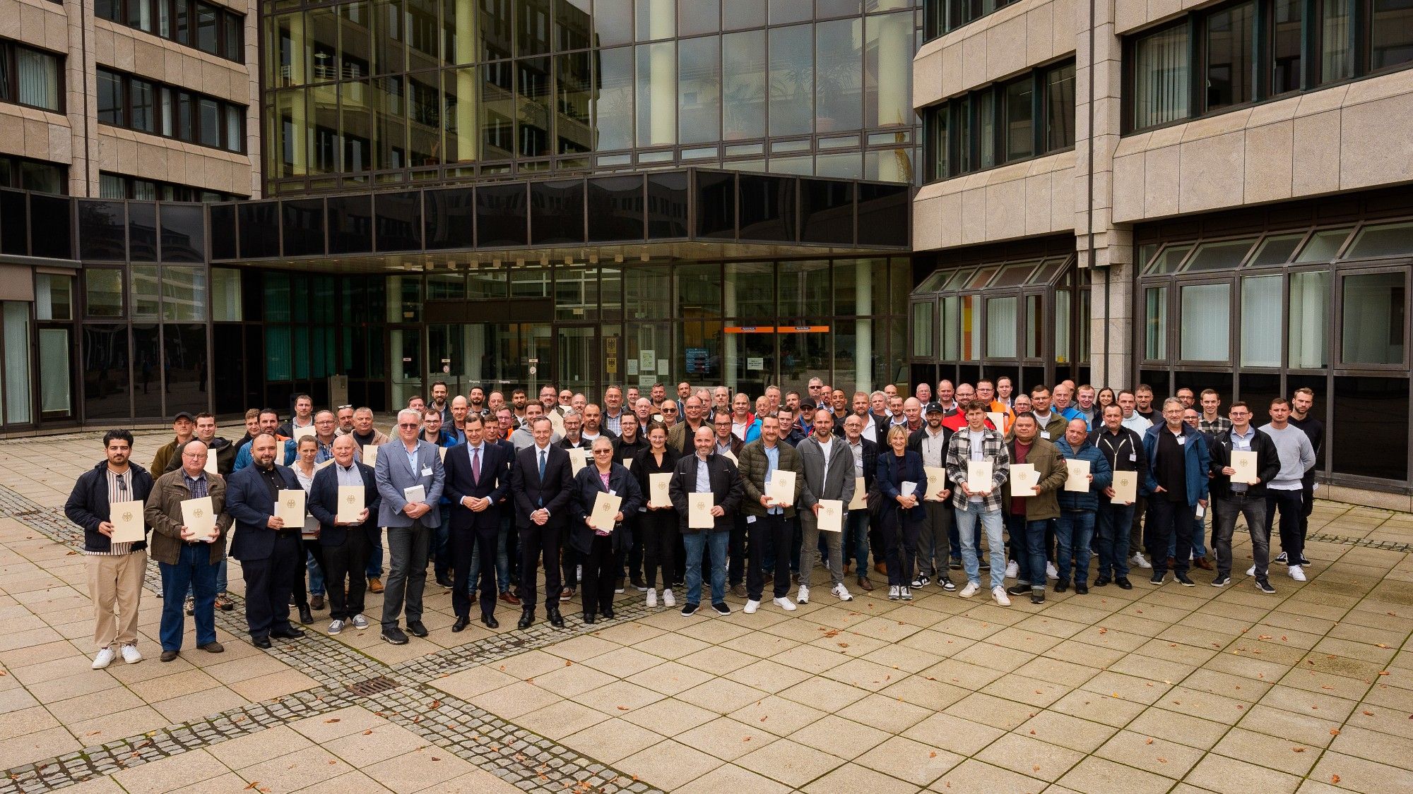 Gruppenfoto in Bonn bei der Urkundenverleihung an Fluthelferinnen und Fluthelfer der Autobahn GmbH mit Bundesminister Volker Wissing.