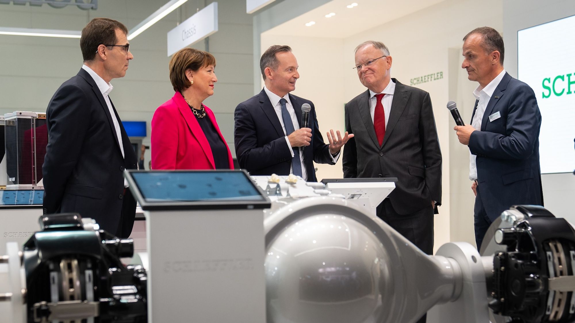 Volker Wissing auf der IAA Transportation am Stand der Schaeffler-Gruppe. Neben ihm stehen u.a. Hildegard Müller, Präsidentin des Verbandes der Automobilindustrie, und Stephan Weil, Ministerpräsident von Niedersachsen.