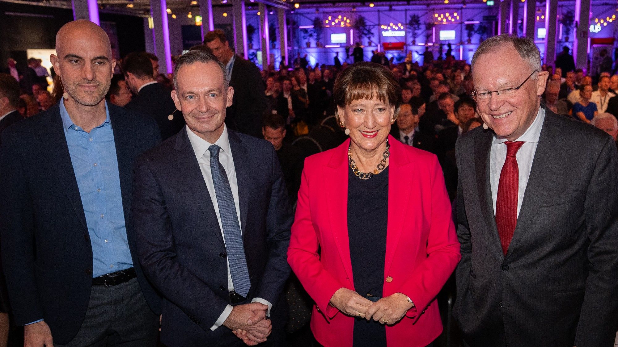 Gruppenfoto von der Eröffnung der IAA Transportation, ganz links steht Belit Onay, Oberbürgermeister von Hannover, daneben Volker Wissing, neben ihm Hildegard Müller, Präsidentin des Verbandes der Automobilindustrie und ganz rechts Stephan Weil, Ministerpräsident von Niedersachsen.