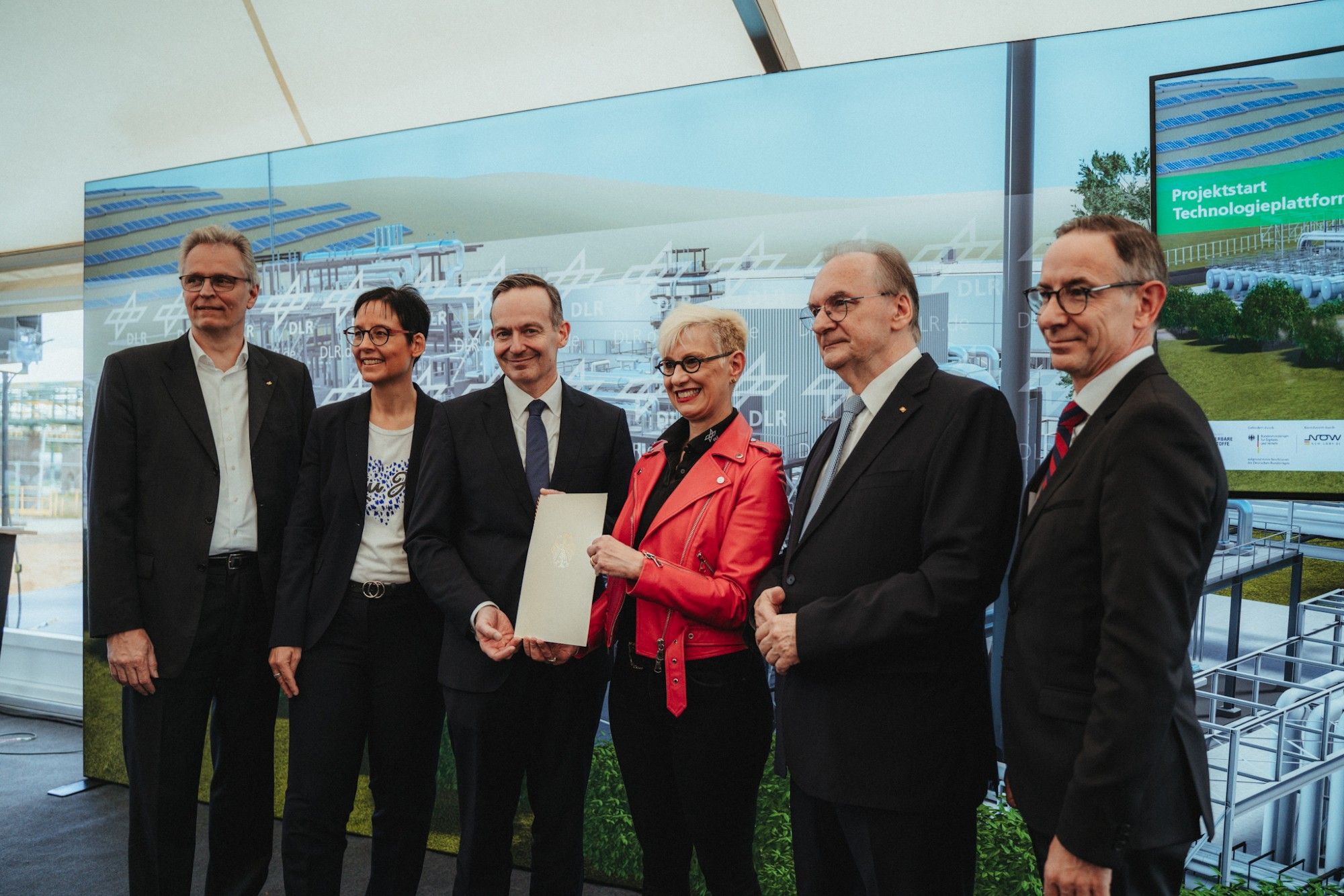 Gruppenfoto u.a. mit Volker Wissing, Meike Jipp, Reiner Erich Haseloff, Ministerpräsident von Sachsen-Anhalt, und Anke Kaysser-Pyzalla, Vorstandsvorsitzende vom DLR.