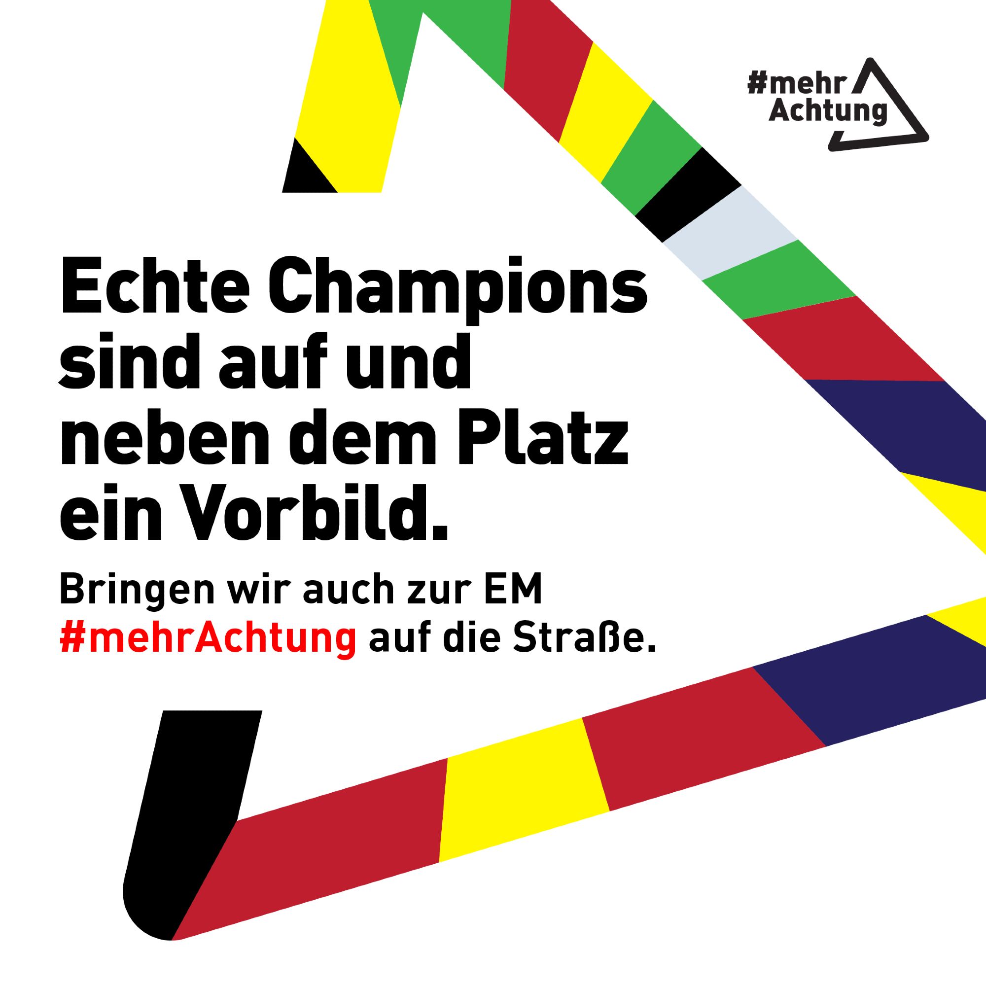 Auf der Grafik aus der Verkehrssicherheits-Kampagne "Mehr Achtung" steht folgender Text: Echte Champions sind auf und neben dem Platz ein Vorbild. Bringen wir auch zur EM #mehrAchtung auf die Straße. Der Hashtag und Name der Kampagne ist in roter Schrift hervorgehoben. Oben rechts sieht man das Logo der Kampagne.