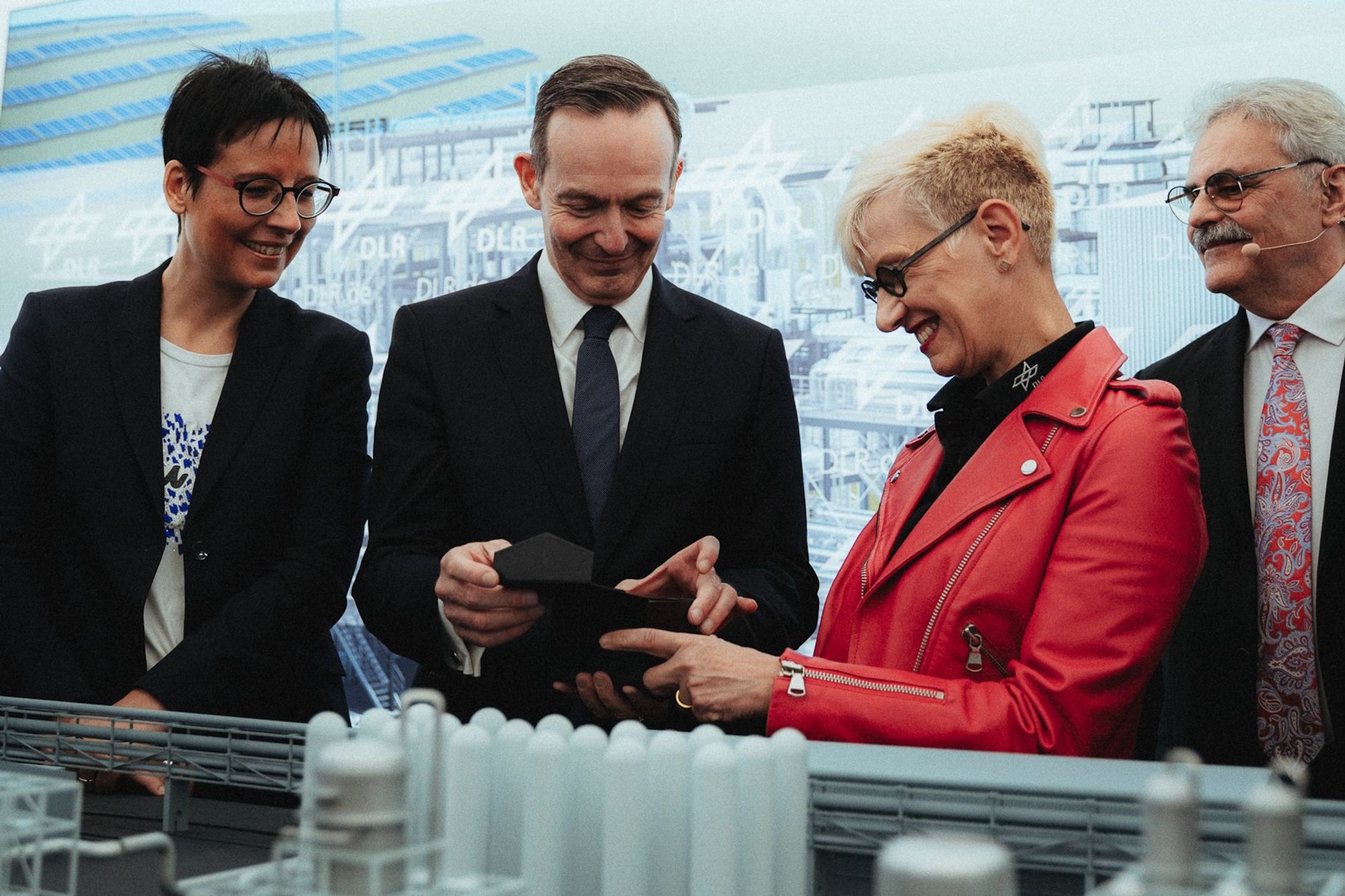 Volker Wissing in Leuna in Sachsen-Anhalt beim Baubeginn der Technologieplattform Power-to-Liquid-Kraftstoffe. Auf dem Foto steht neben ihm unter anderem Anke Kaysser-Pyzalla, Vorstandsvorsitzende vom DLR.