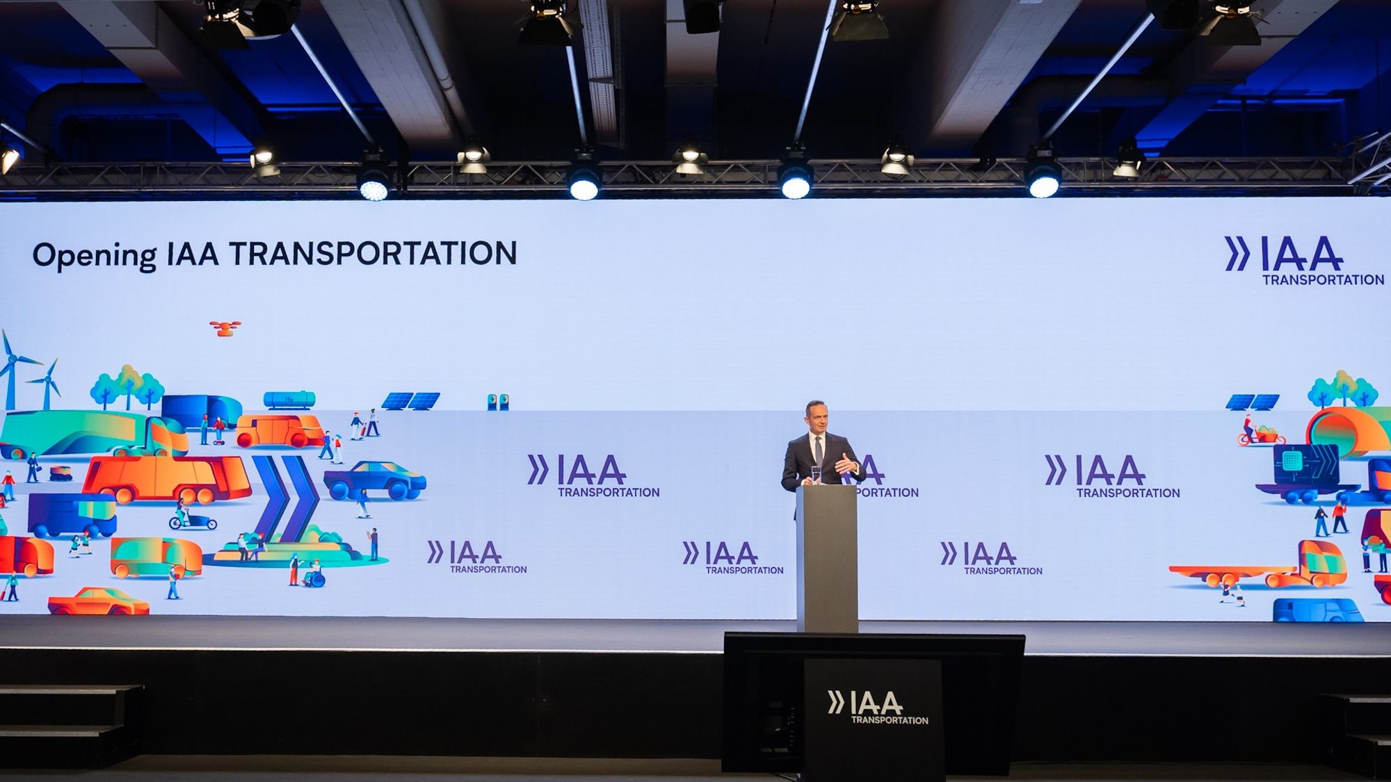 Volker Wissing auf der Bühne bei der Eröffnung der IAA Transportation.