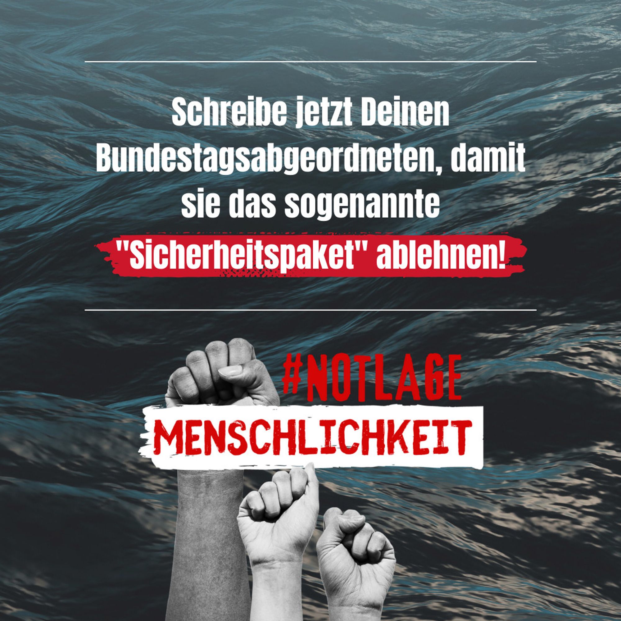 Drei Fäuste strecken sich aus dem Wasser.