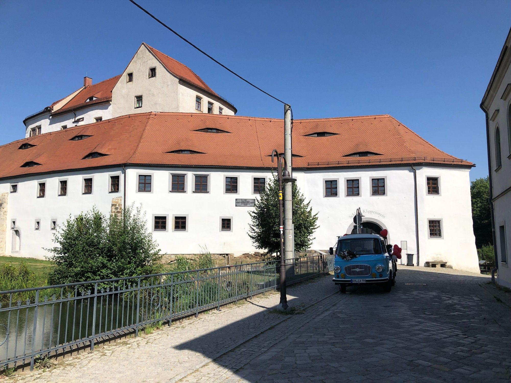 Blick auf den Haupteingang von Schloss Klippenstein