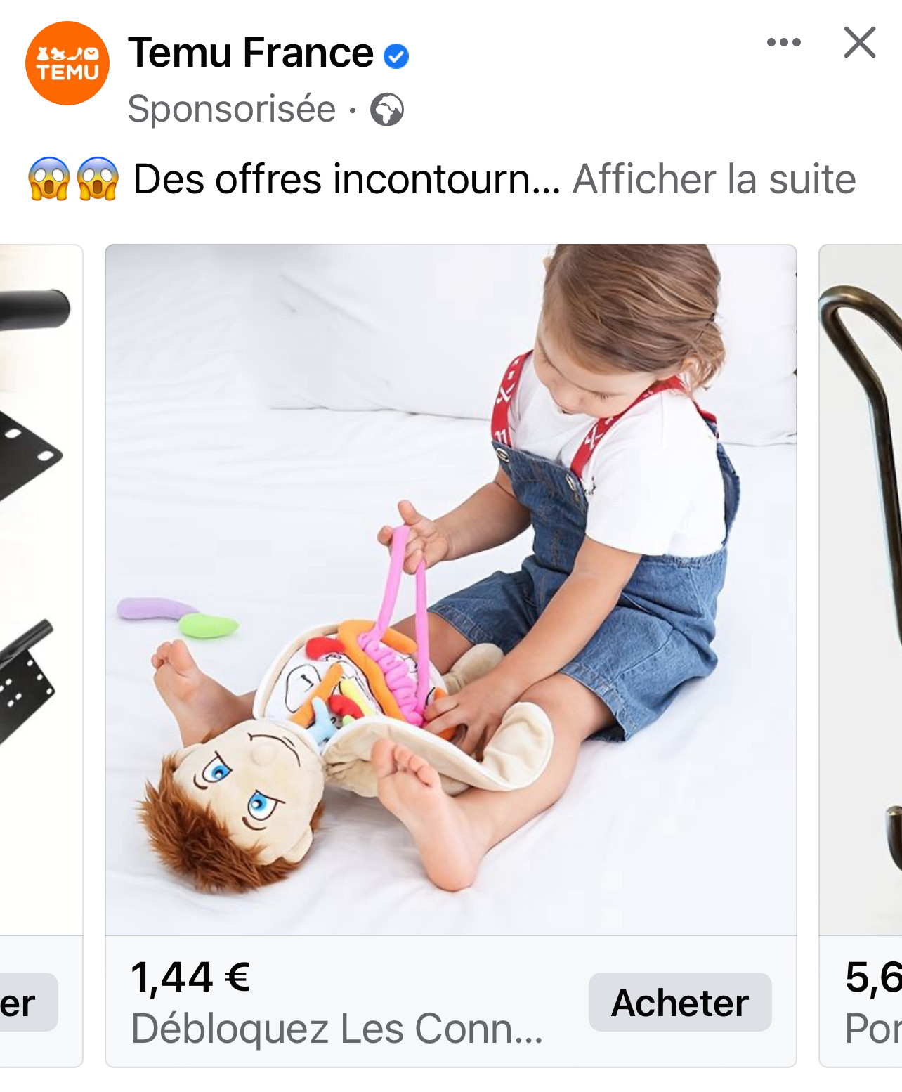 Un enfant est assis par terre et tient dans sa main les intestins qu’il vient de sortir d’une poupée en peluche dont le ventre s’ouvre. La poupée est en vente sur Temu à 1,44€. C’est pas cher pour un futur serial killer.